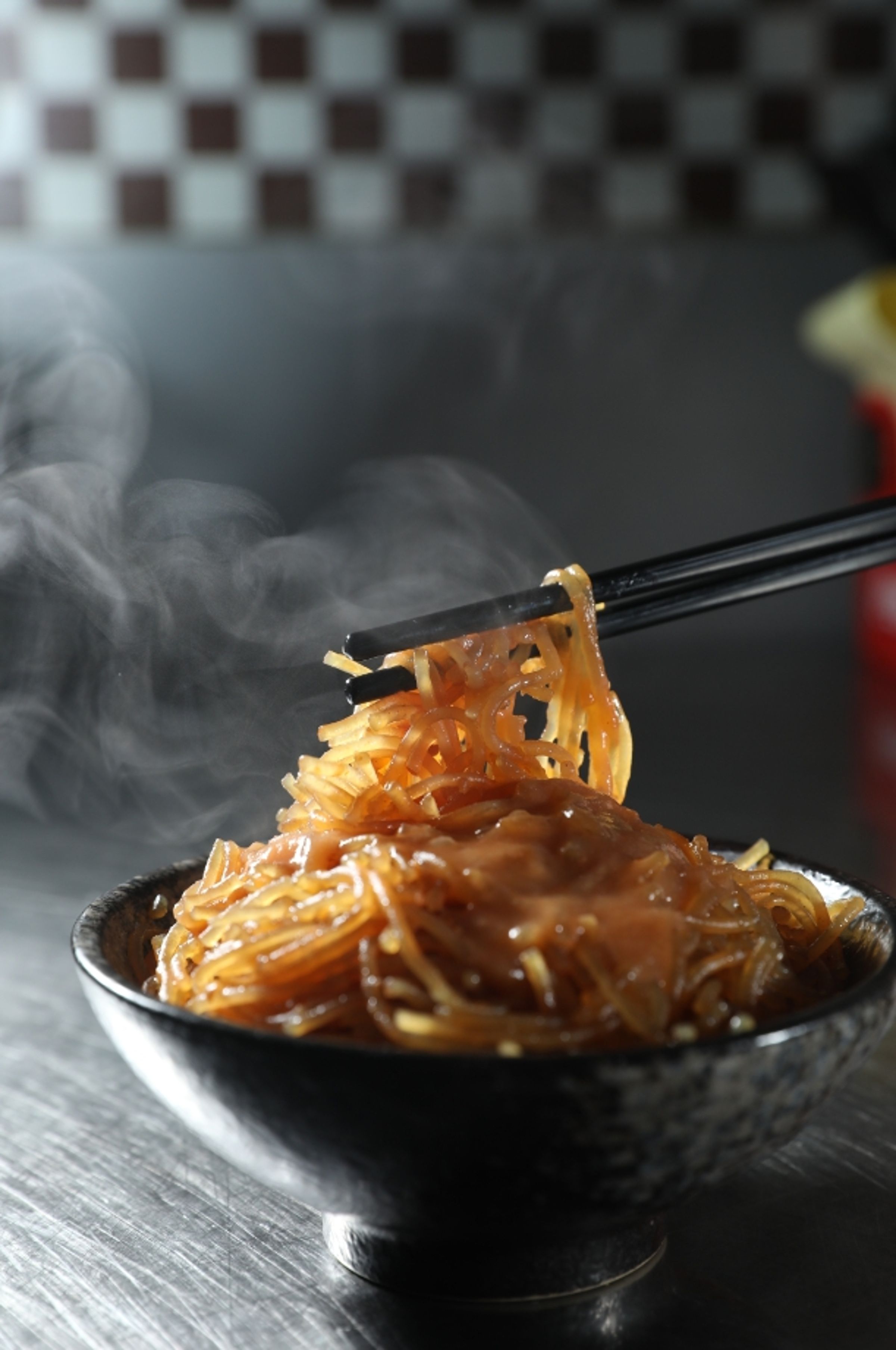 呈醬色的「米粉炒」濕而不爛，跟著裊裊熱氣上桌，仙氣飄飄。（30元／碗）