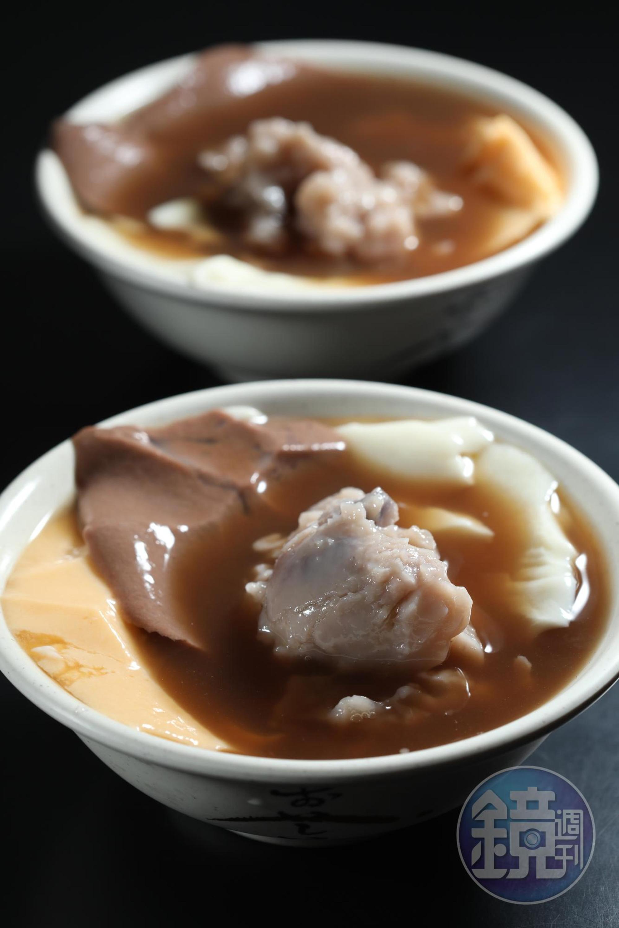 不用布丁粉，用黃豆製作的「布丁豆花加芋頭」，豆花幼滑，芋泥細綿。（40元／碗）