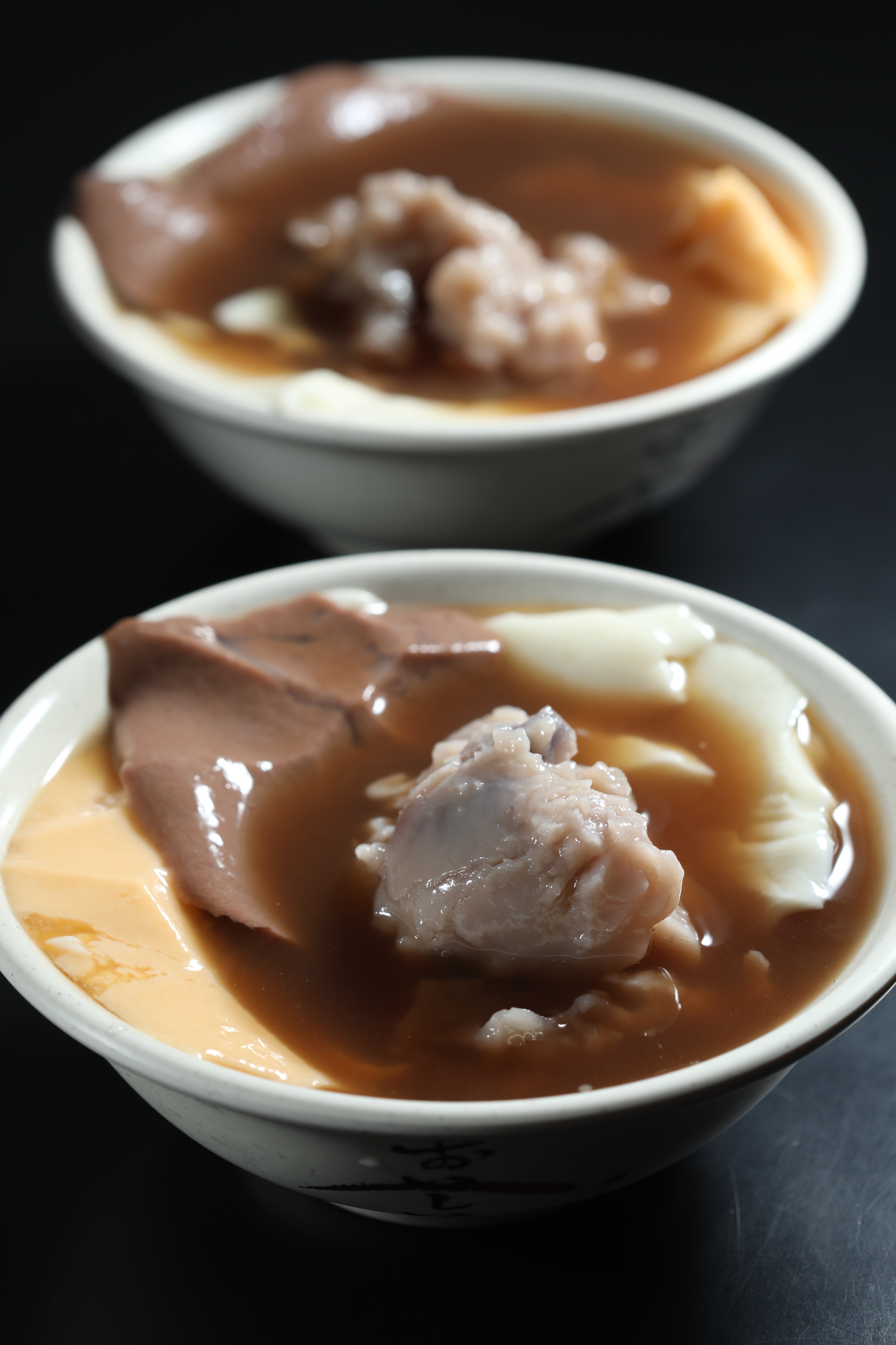 不用布丁粉，用黃豆製作的「布丁豆花加芋頭」，豆花幼滑，芋泥細綿。（40元／碗）