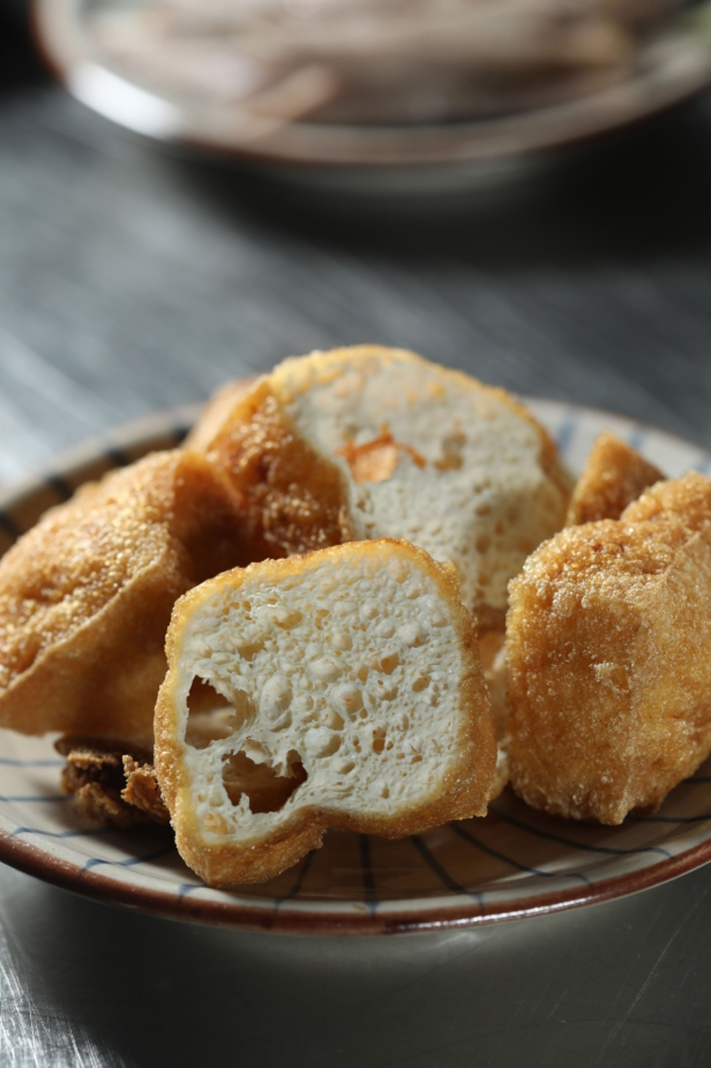 「炸豆干」酥脆不油，和濕潤粗米粉很速配。（20元／份）