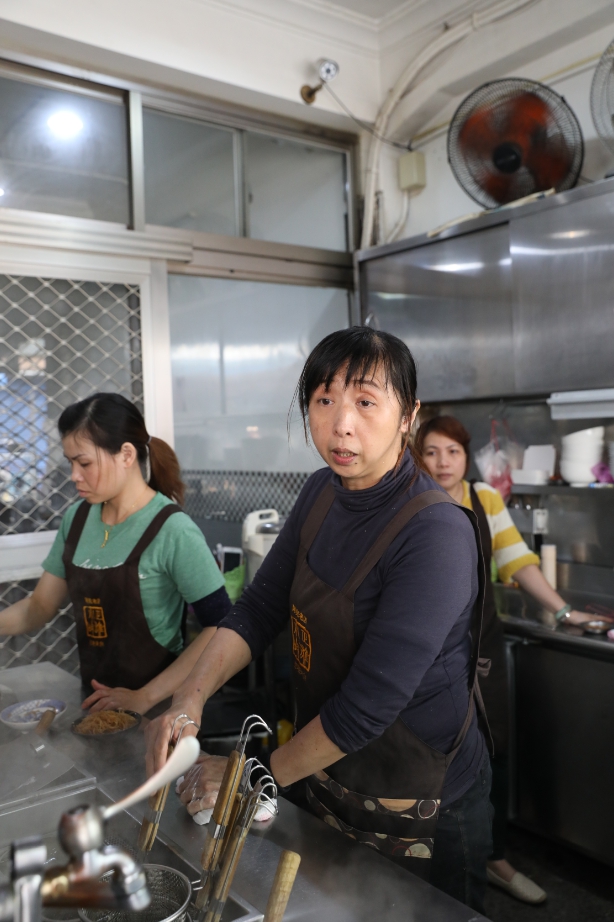 第3代老闆陳桂芬不只愛台式小吃，還會趁店休時進修巧克力知識。