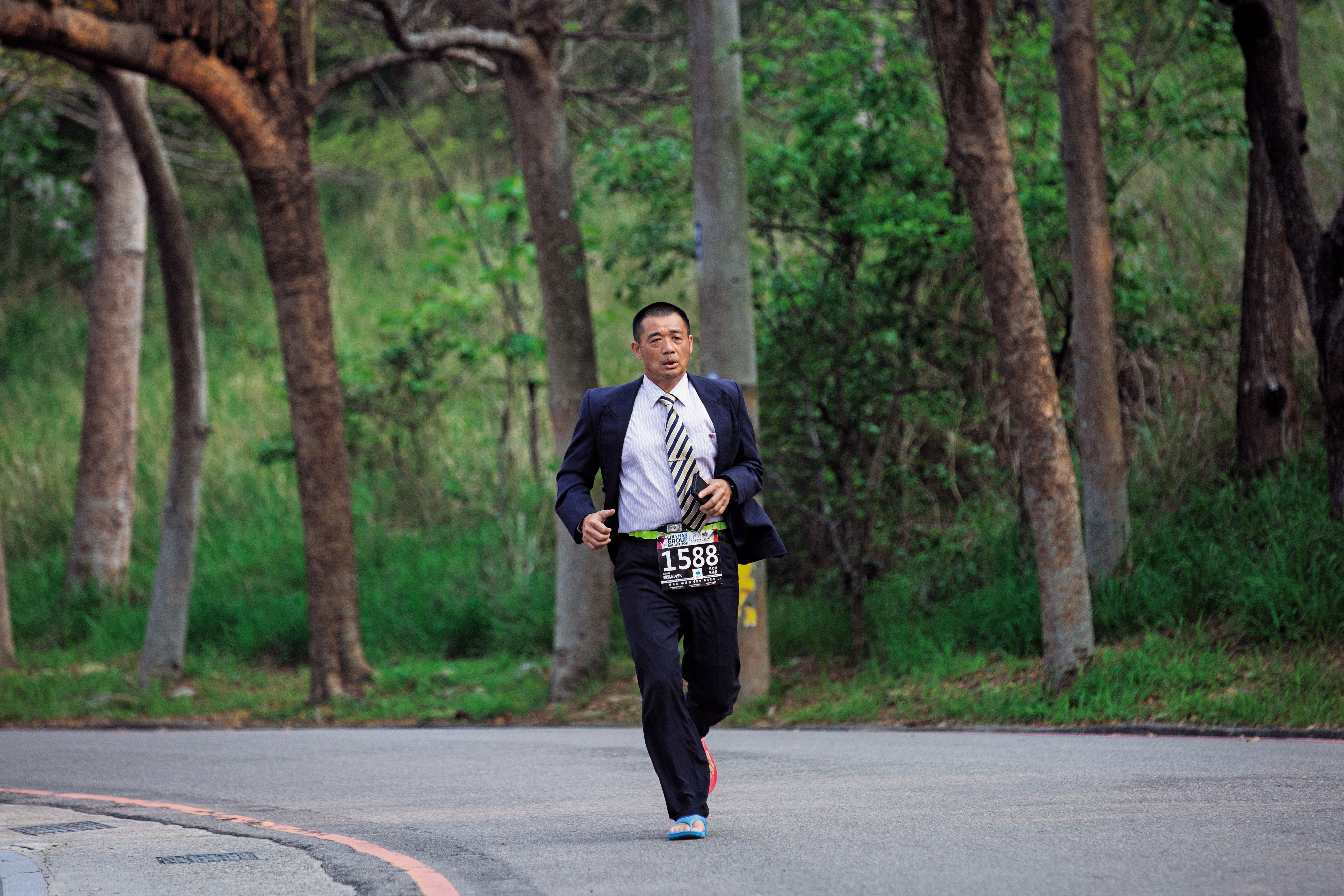 王瑞發有次被慫恿穿西裝跑馬拉松,逗得跑友們開心不已,稱他「西裝哥」,也開啟他的變裝跑旅之路。