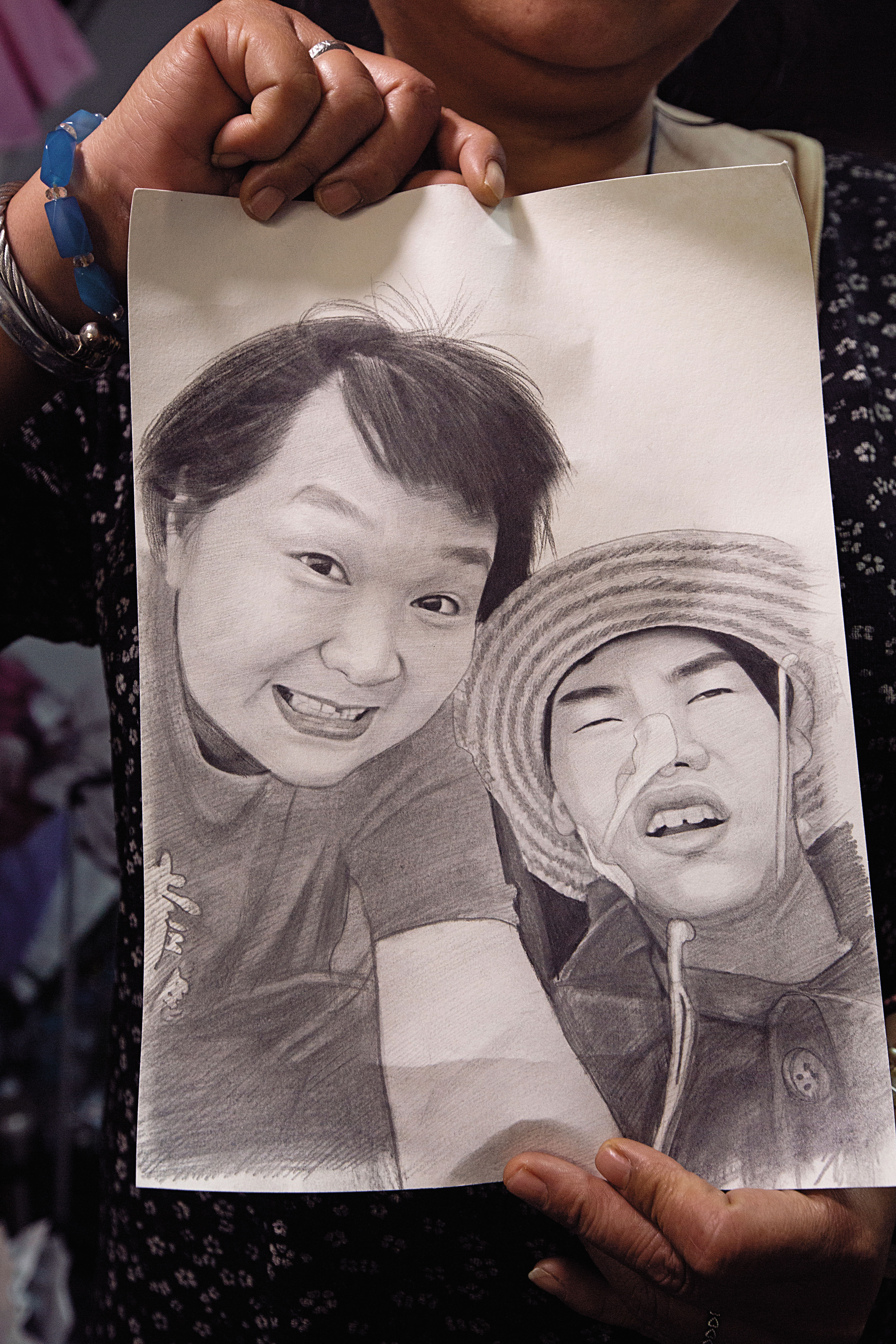 陳嘉齡曾讀過美工科,小比生病後,她偶爾還會畫圖,她曾畫下自己跟小比開心的模樣。