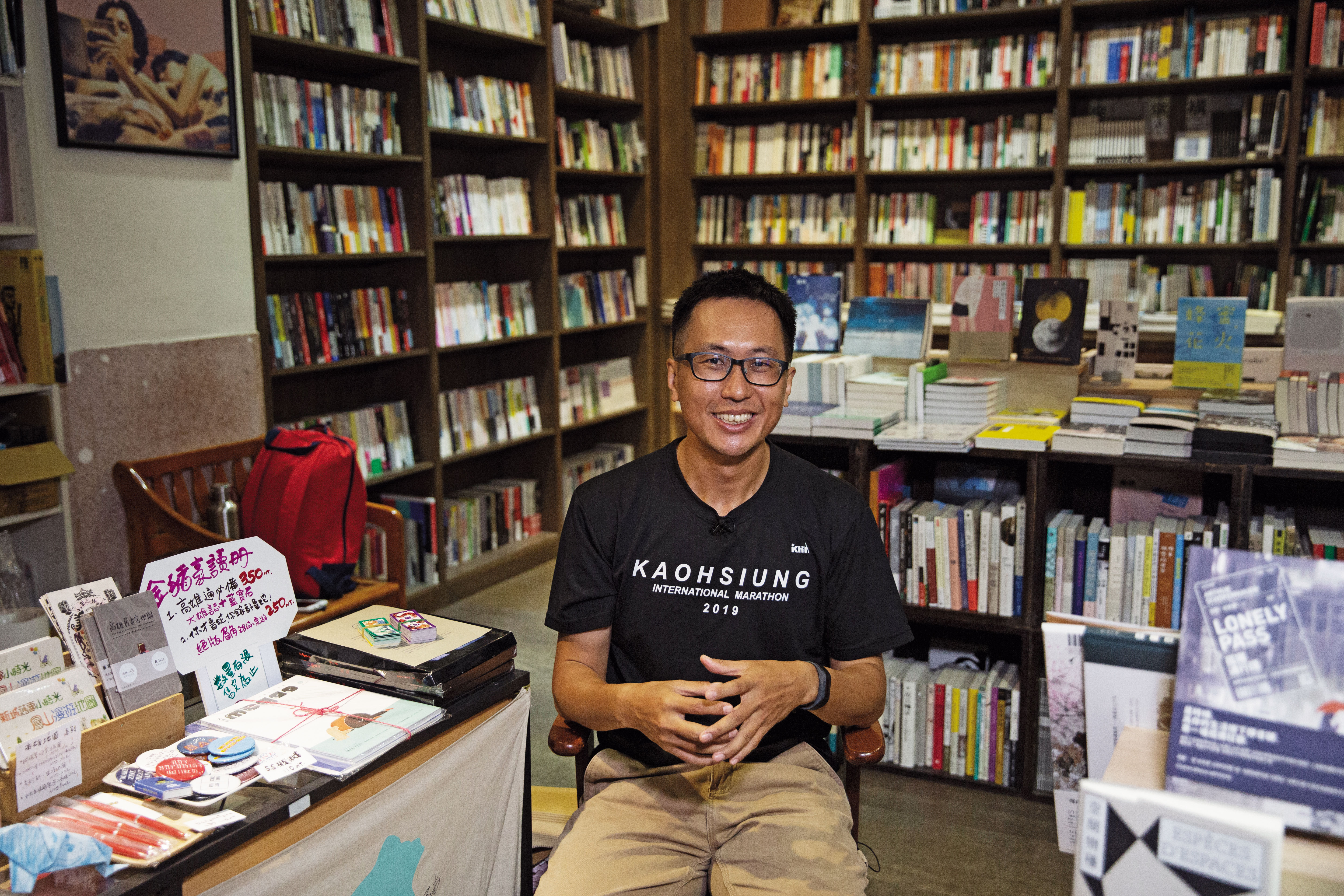 謝一麟是高雄獨立書店三餘書店創辦人之一,目前也是負責人,在熟悉的空間裡,個性謹慎的他才放鬆許多。