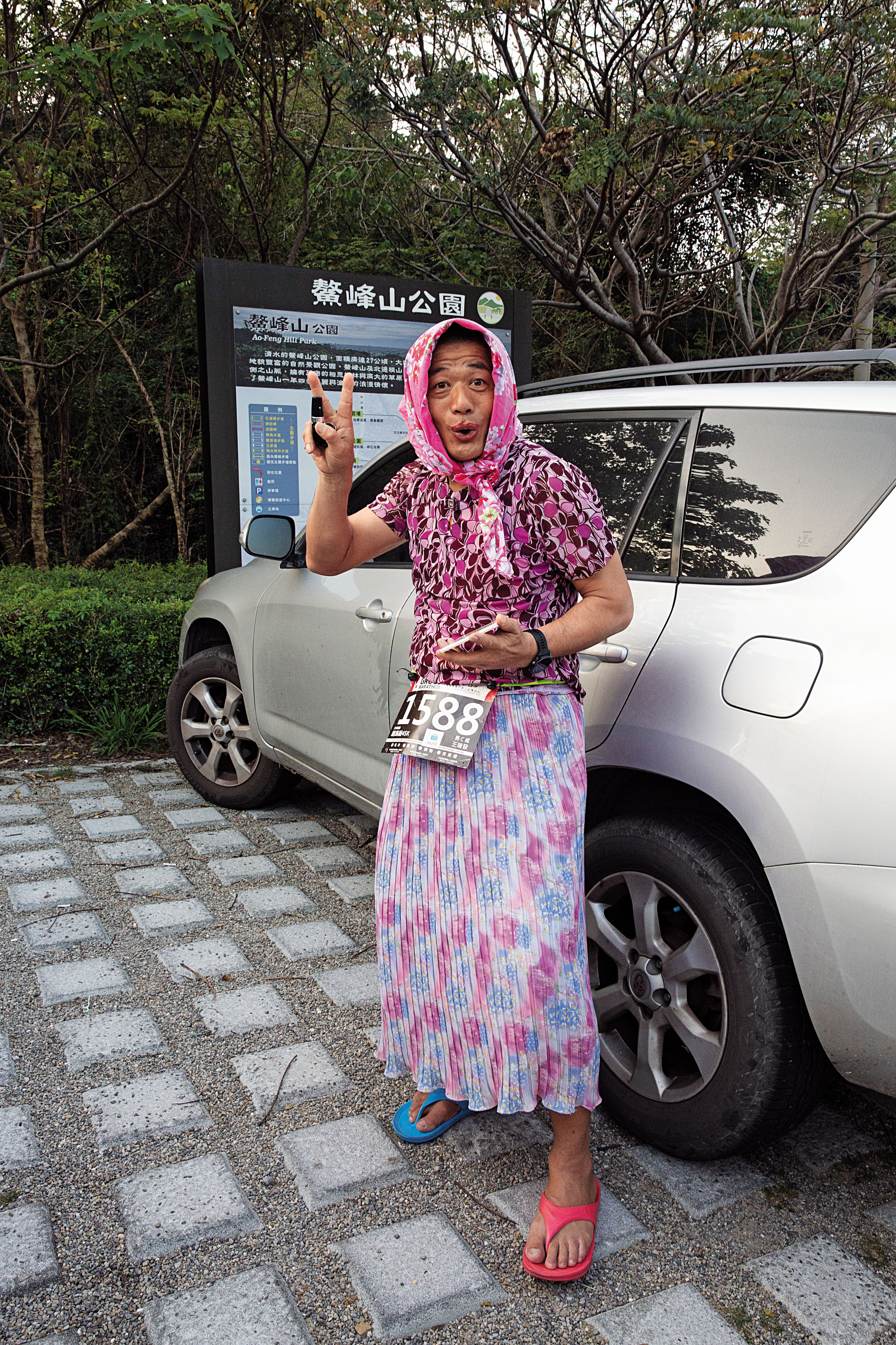 王瑞發個性大剌剌,還曾扮成開喜婆婆跑馬拉松,我們說他「跑快樂不跑快」,他還要更正自己是「跑帥不跑快」。