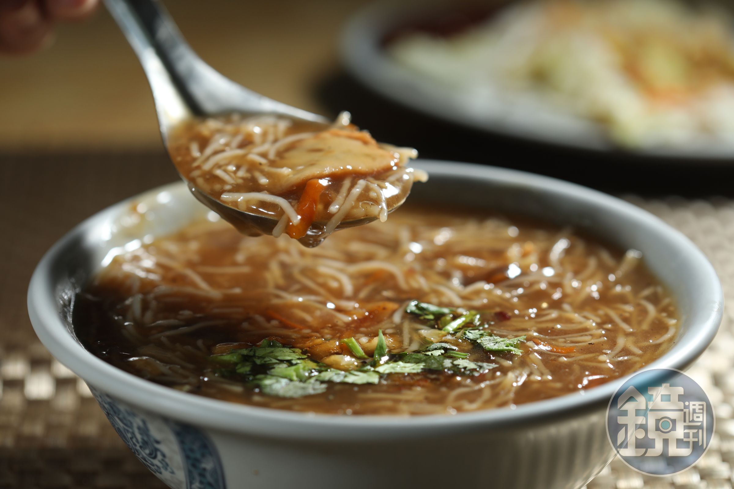 「米粉羹」除了粗米粉，還吃得到菜脯、魚輪，層次豐富。（35元／碗）