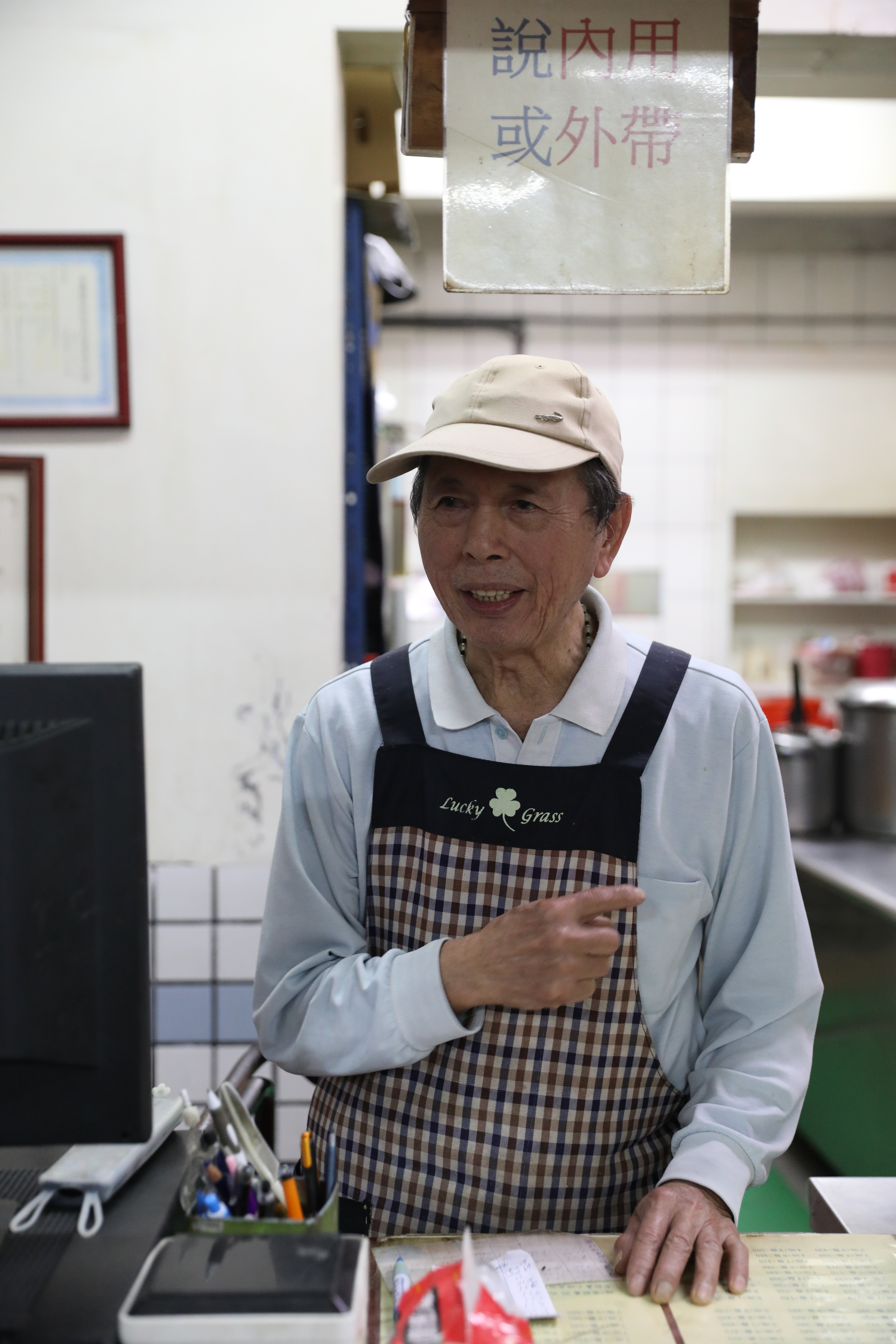 創辦人李順天對品質要求很高，堅持幫豆腐驗貨。