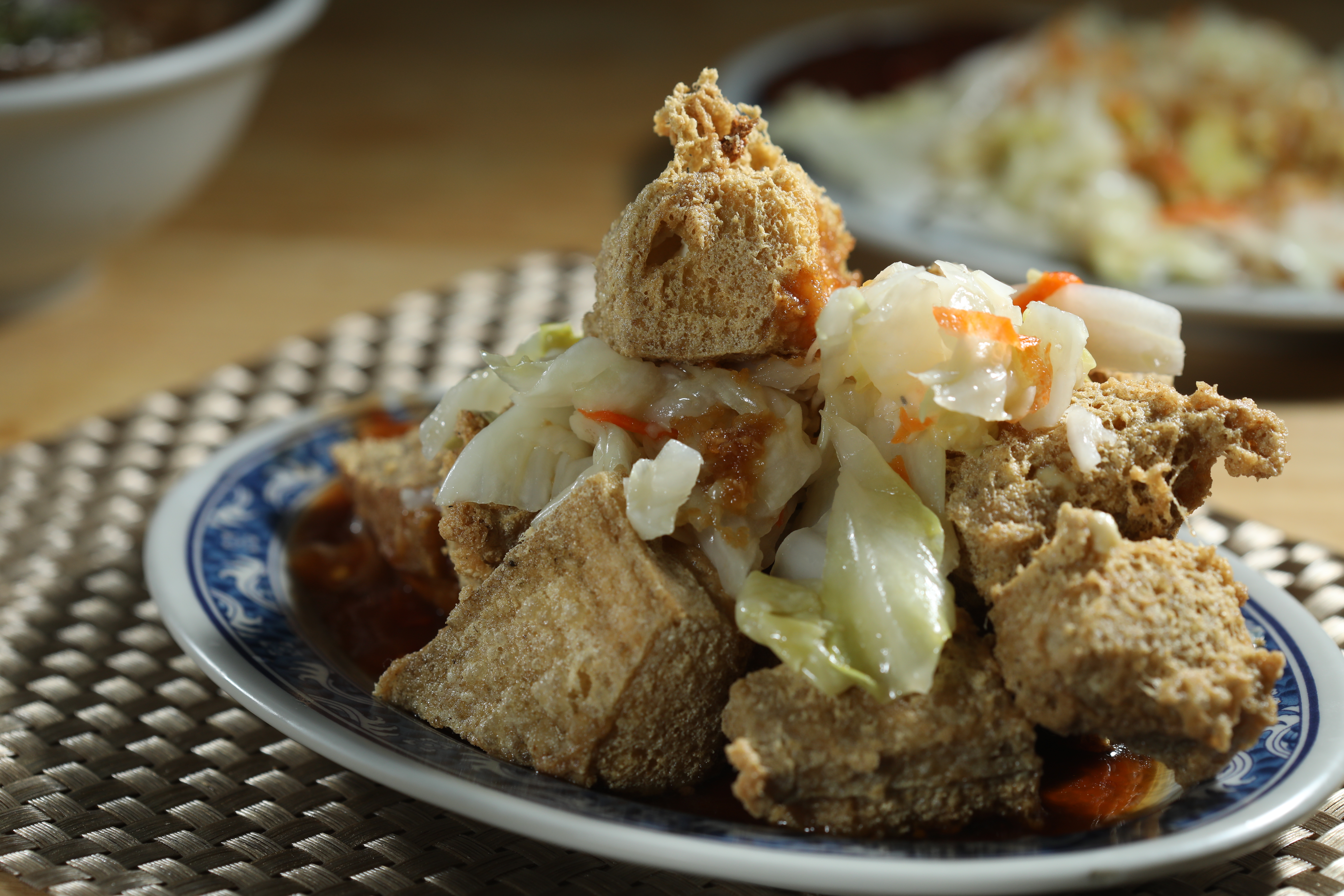 「有機綠臭豆腐」外酥心軟，搭配酸甜台式泡菜。