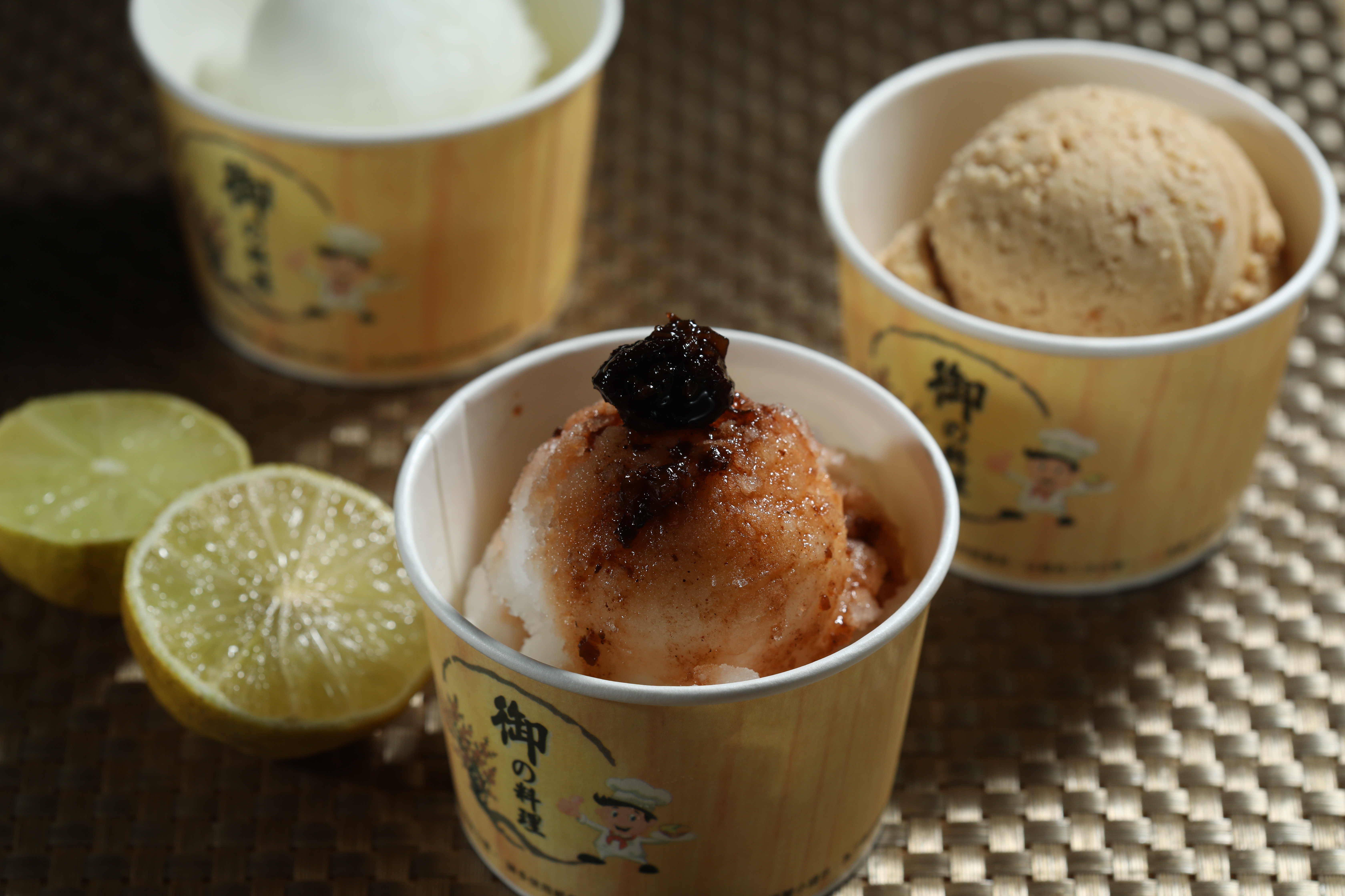 「綿綿冰」透心涼，與西式料理餐間吃Sorbet有相同的清口效果。（前為酸梅冰，左後檸檬冰，皆35元／3球，右後花生冰，40元／3球）