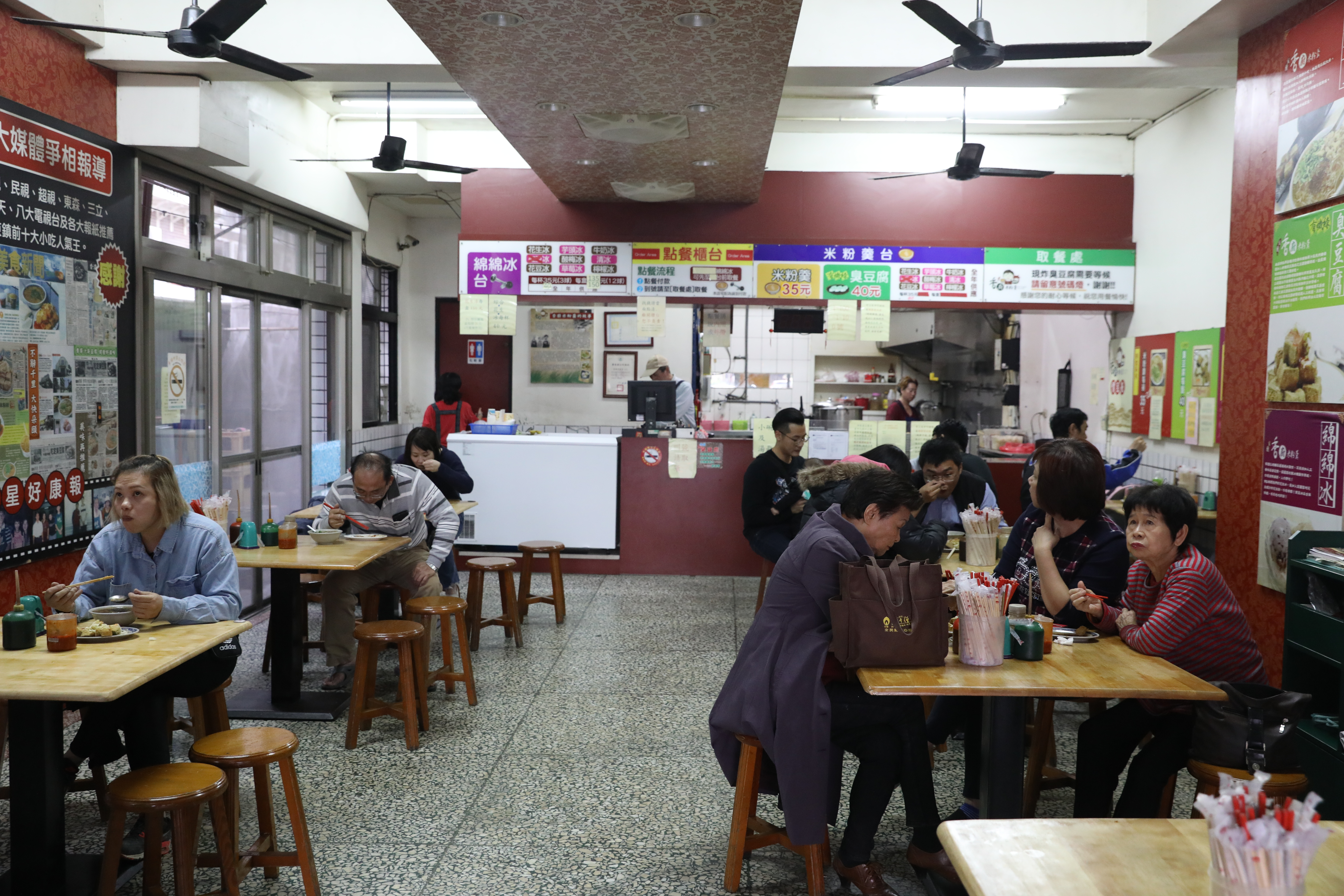 臭豆腐、米粉羹是在地人的下午茶。
