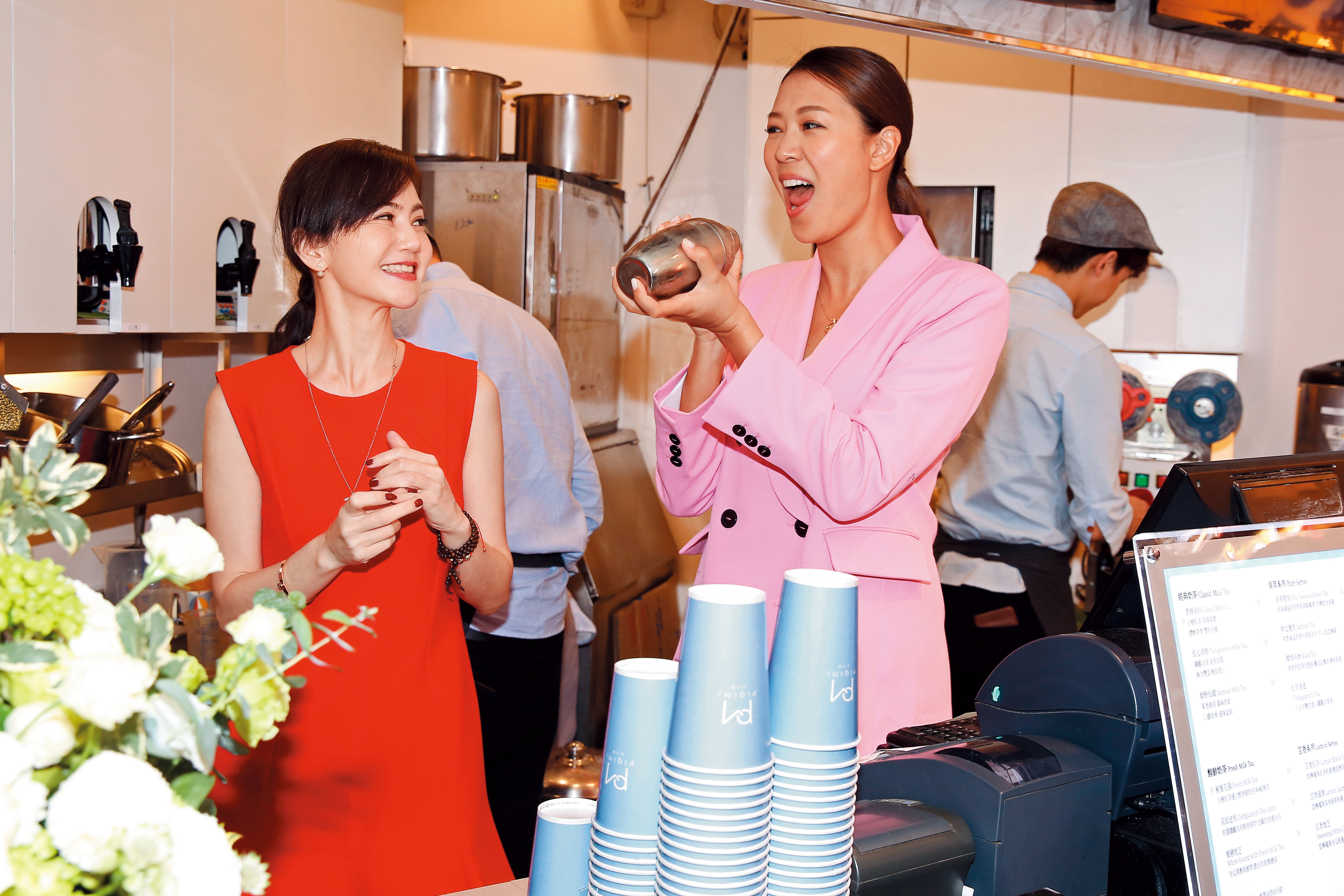 簡沛恩（左）進軍手搖飲品市場，找來林又立（右）站台，不過林又立很無厘頭地示範了空氣口技的動作。