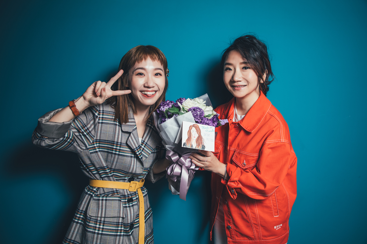 在訪問前一晚，LuLu挑燈夜戰畫卡片，連同鮮花送給陶子。（KKBOX 提供）