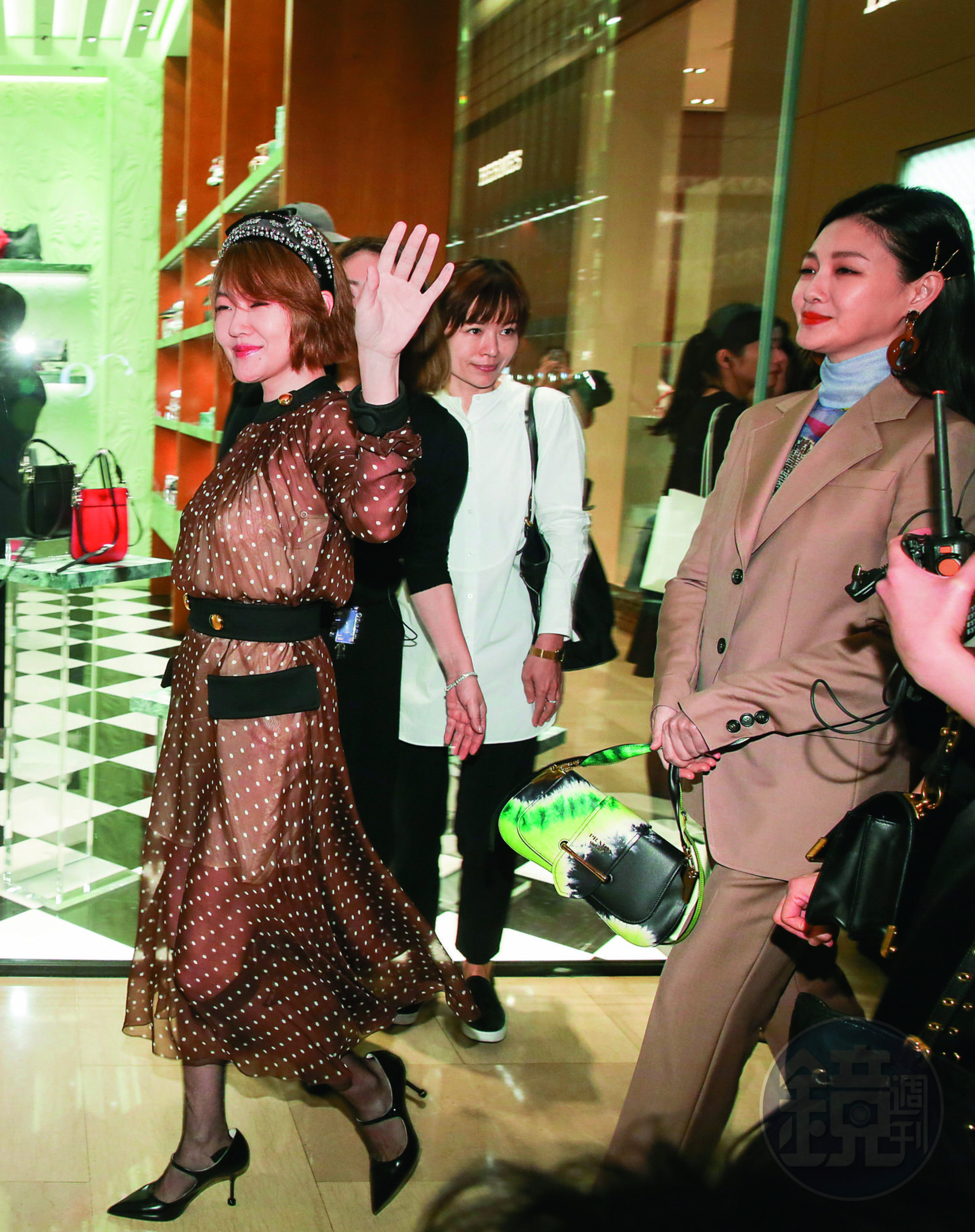 大S跟在小S後面出場，顯得相對低調，氣場也順勢小了妹妹許多。
