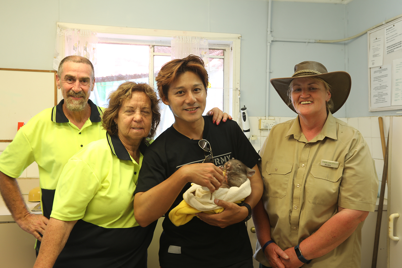廖科溢餵食小袋熊，讓他覺得十分有趣而感動。（亞洲旅遊台提供）