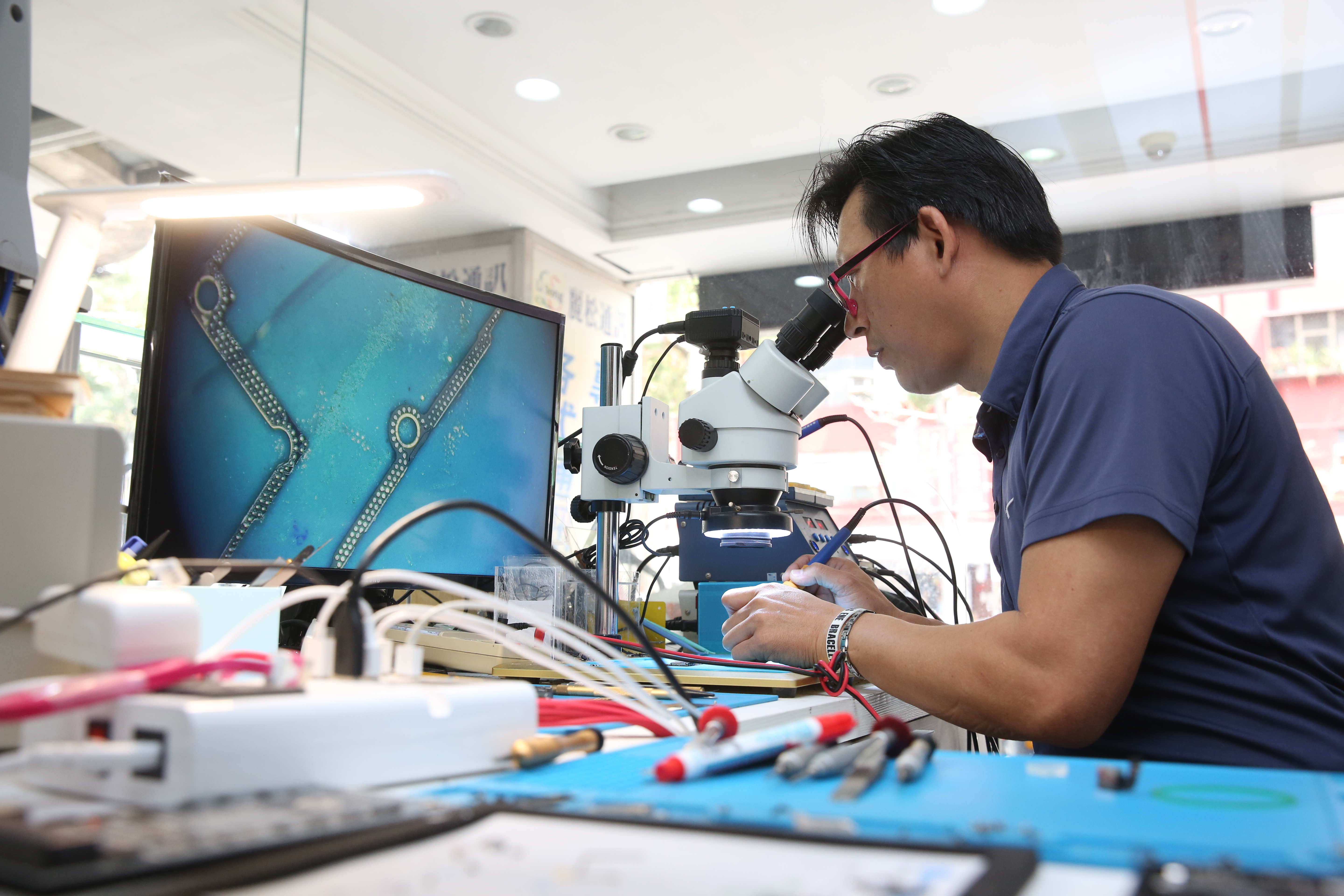 麗松通訊老闆本身就是總工程師，在手機維修界口碑佳。