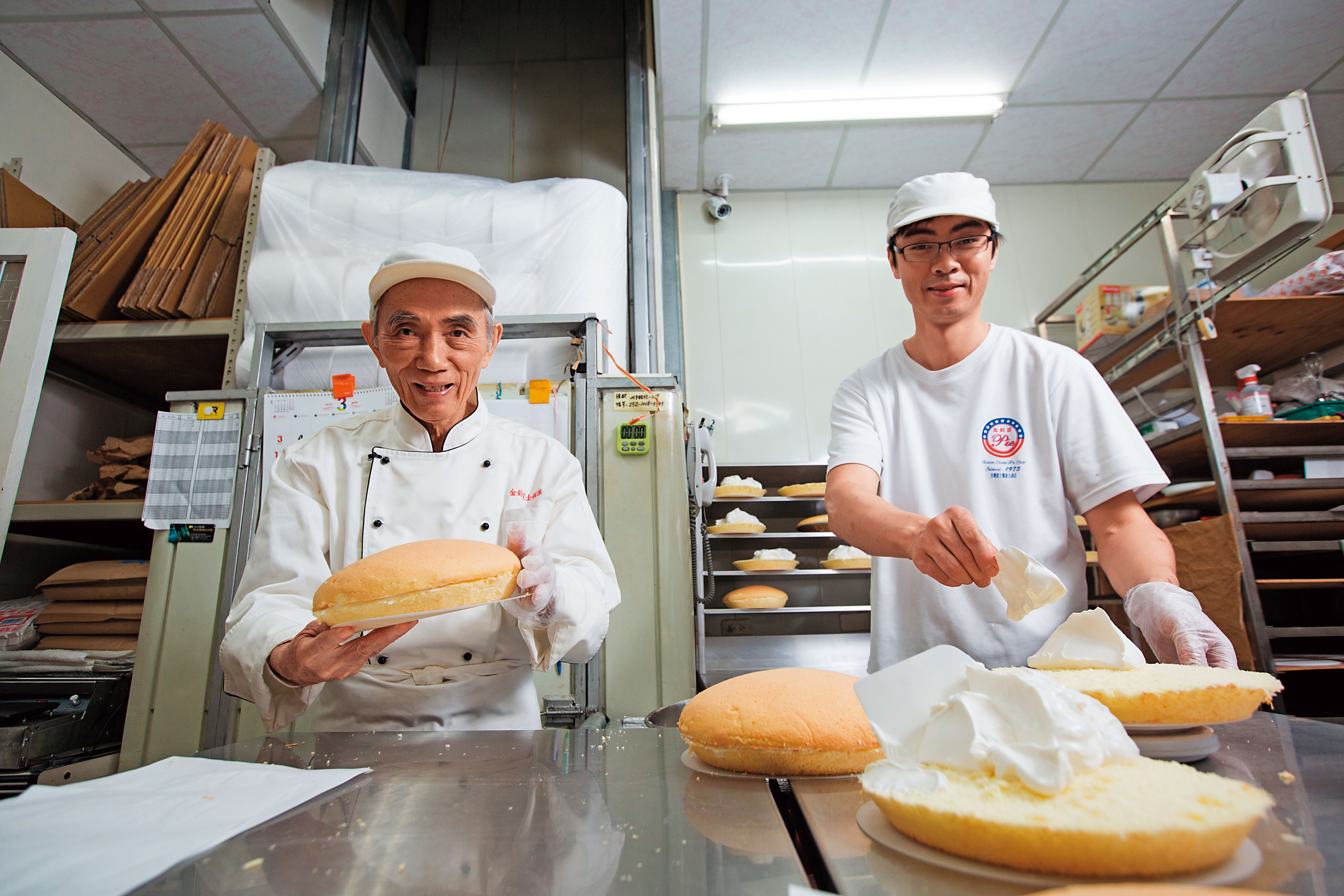 44年前徐振彬（左）創全台第一家波士頓派店，現由兒子徐若為（右）接手傳承經典味道。