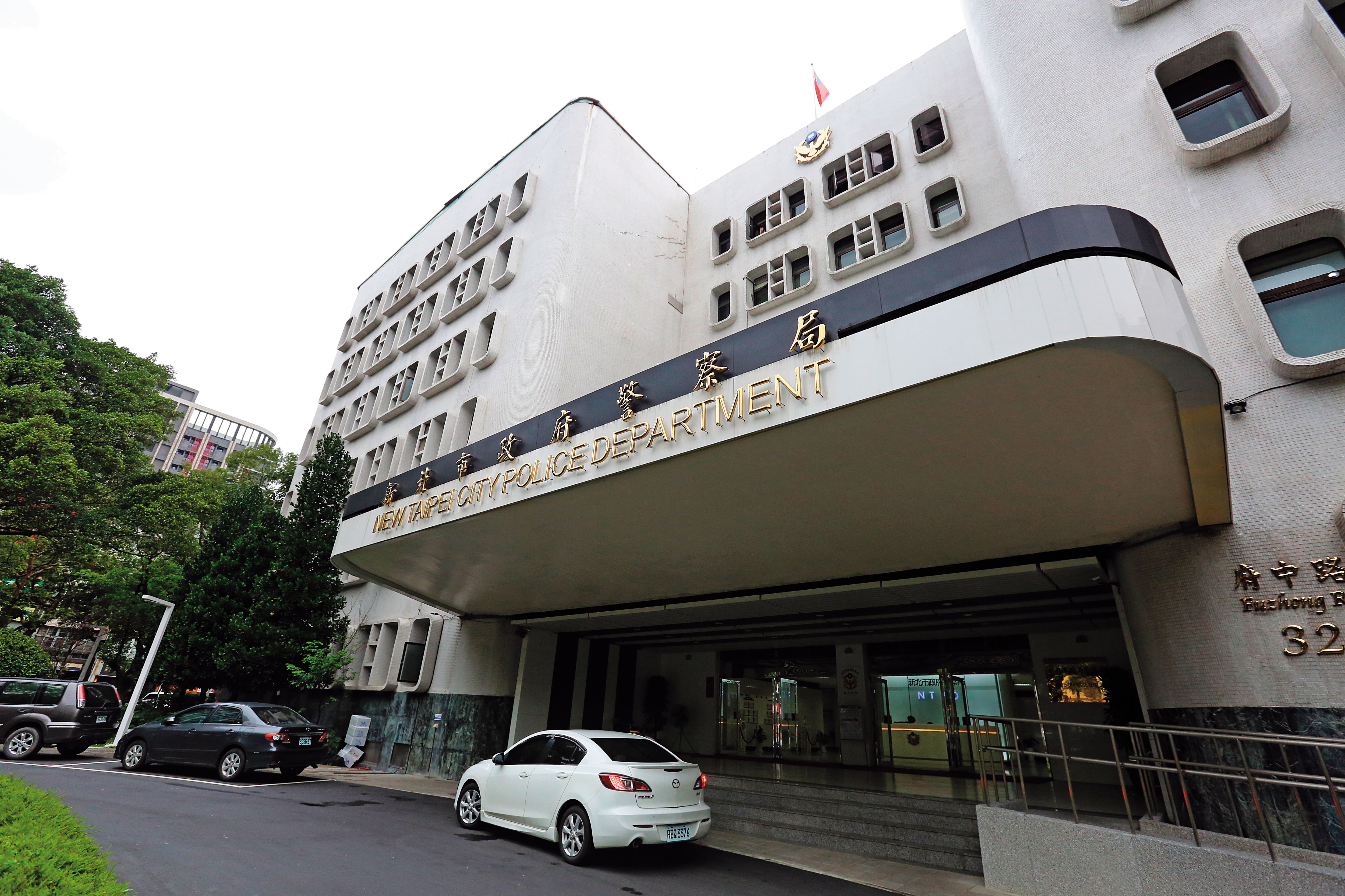 女童將她遭C男猥褻的事情告訴媽媽後，媽媽氣得帶女童向警局報案。