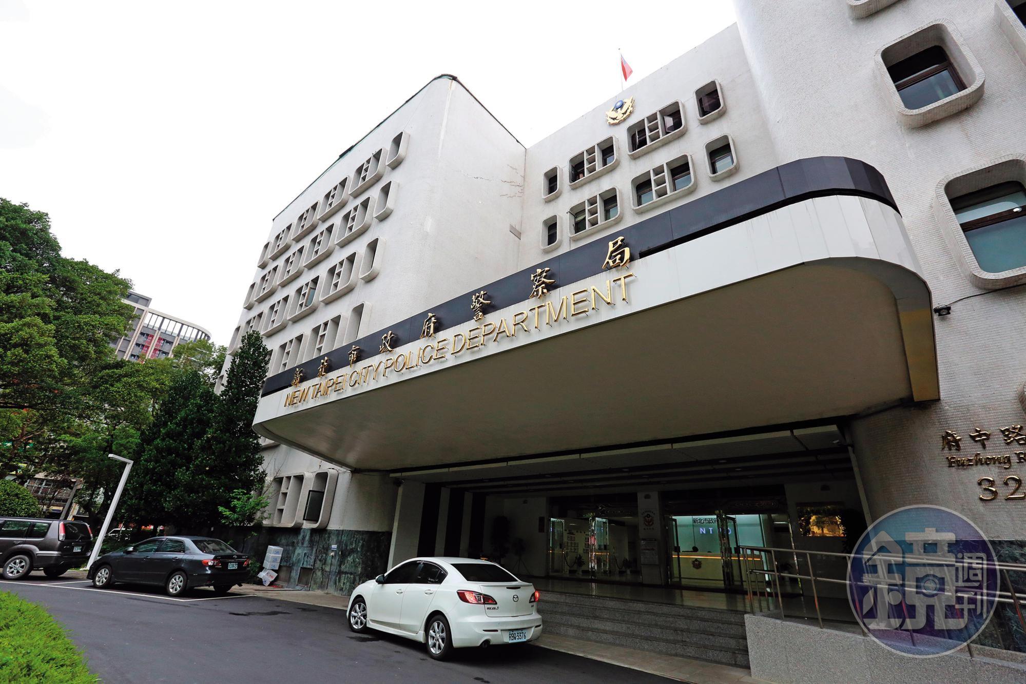 女童將她遭C男猥褻的事情告訴媽媽後,媽媽氣得帶女童向警局報案。