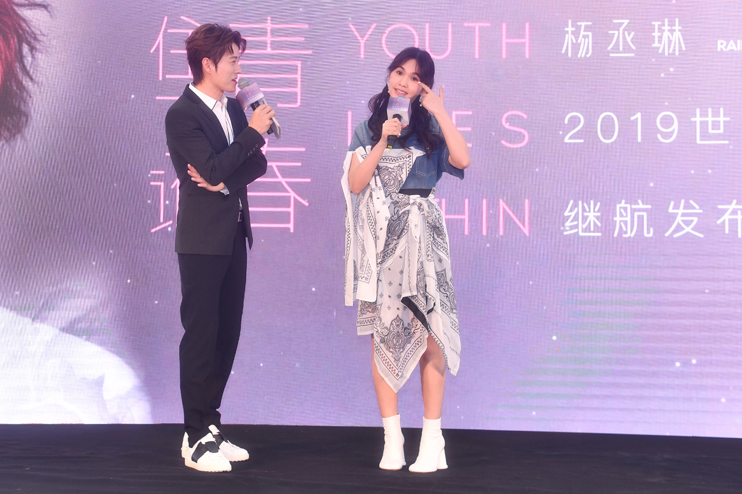 看到各地歌迷的祝福影片，楊丞琳當場噴淚。（太陽娛樂提供 ）