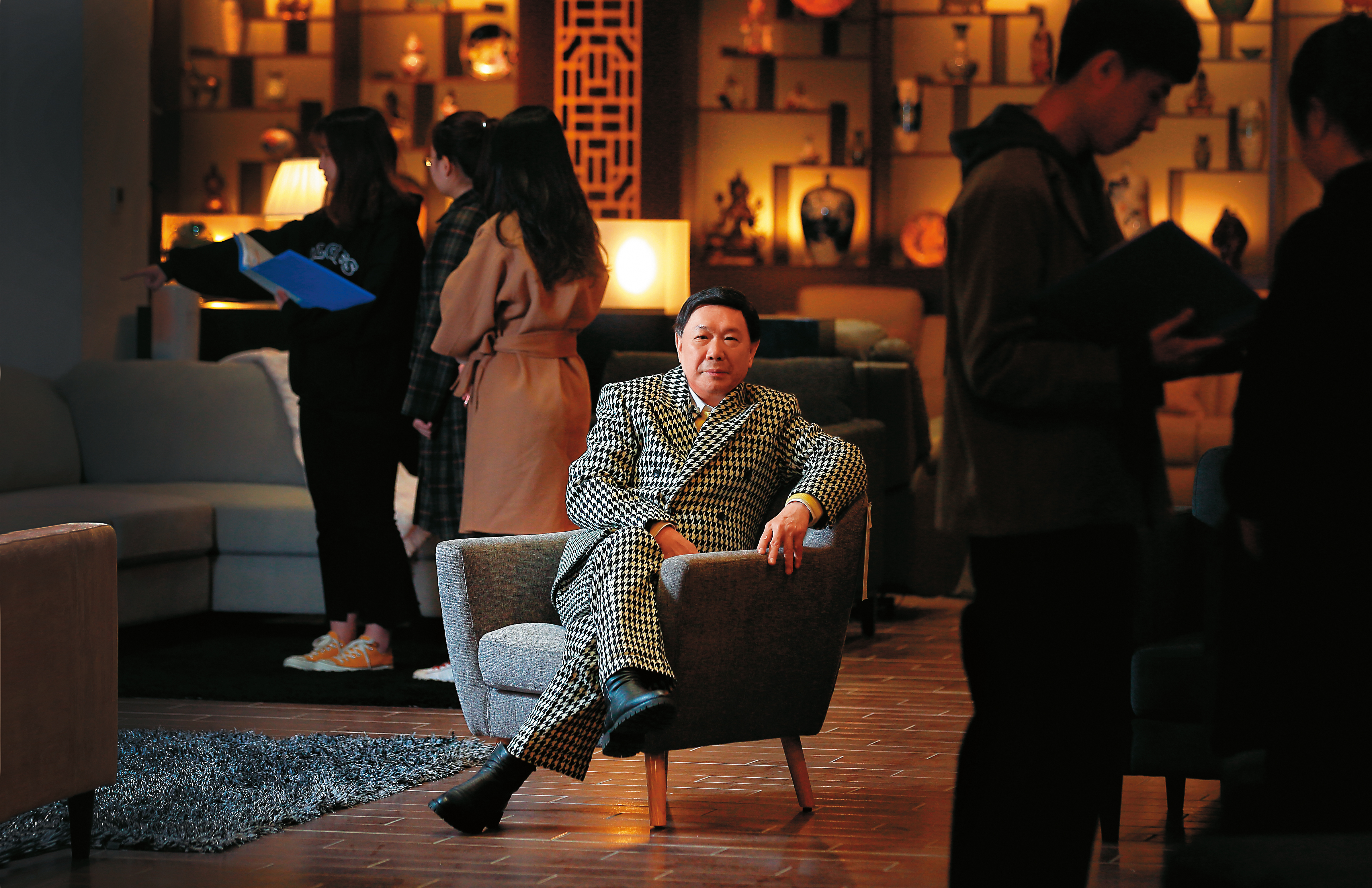 71歲的來思達集團創辦人謝貞德引用賈伯斯的話「瘋子才能改變世界」。他不按牌理出牌、用破壞市場價格的「瘋子行銷術」，短短幾年就成為美國前十大家具供應商。 