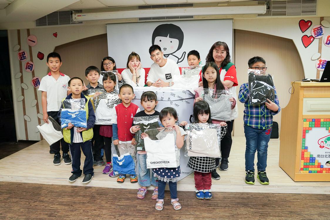 宅男女神熊熊與網紅森田3日前往家扶中心行善，陪小朋友共度午後時光。（Check2Check巧朵恰克提供）