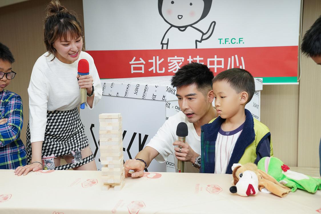 宅男女神熊熊與網紅森田3日前往家扶中心行善，陪小朋友共度午後時光。（Check2Check巧朵恰克提供）