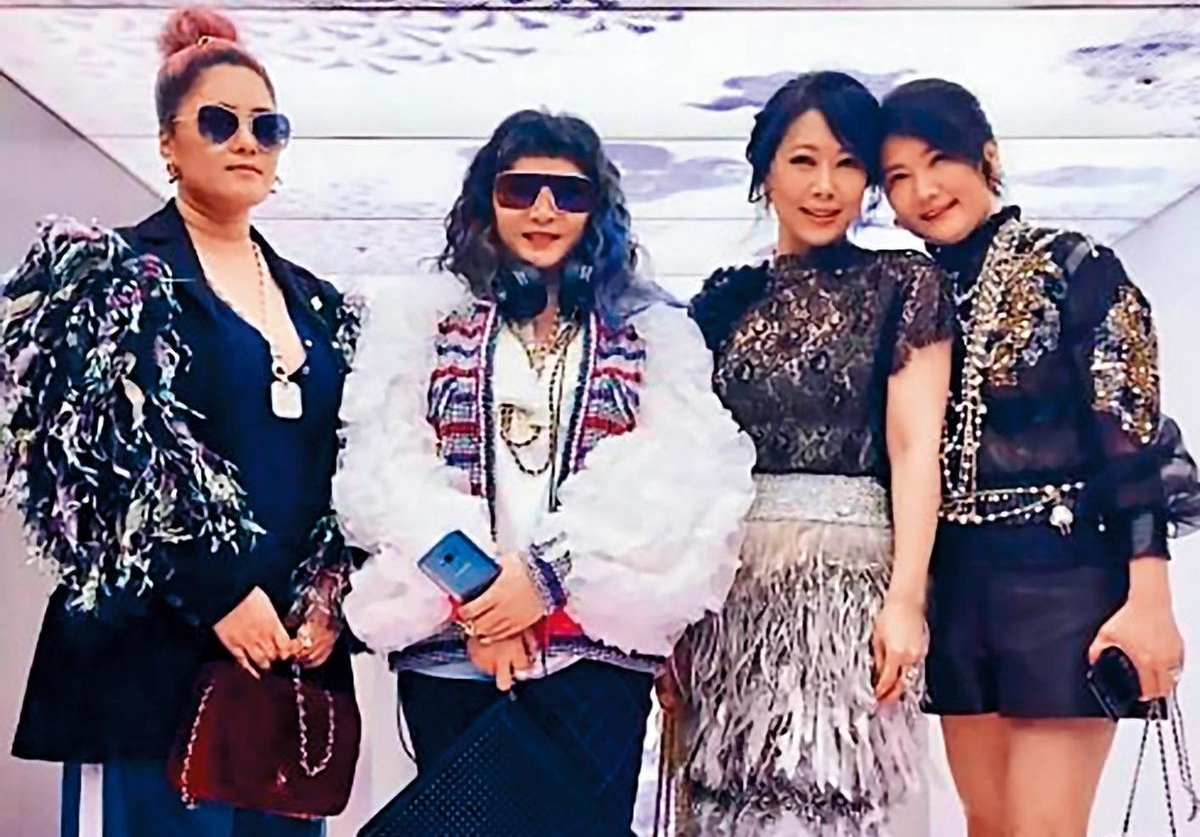 「林太」（左二）出現數個版本，更讓她的背景具有謎樣氛圍。（翻攝微博）