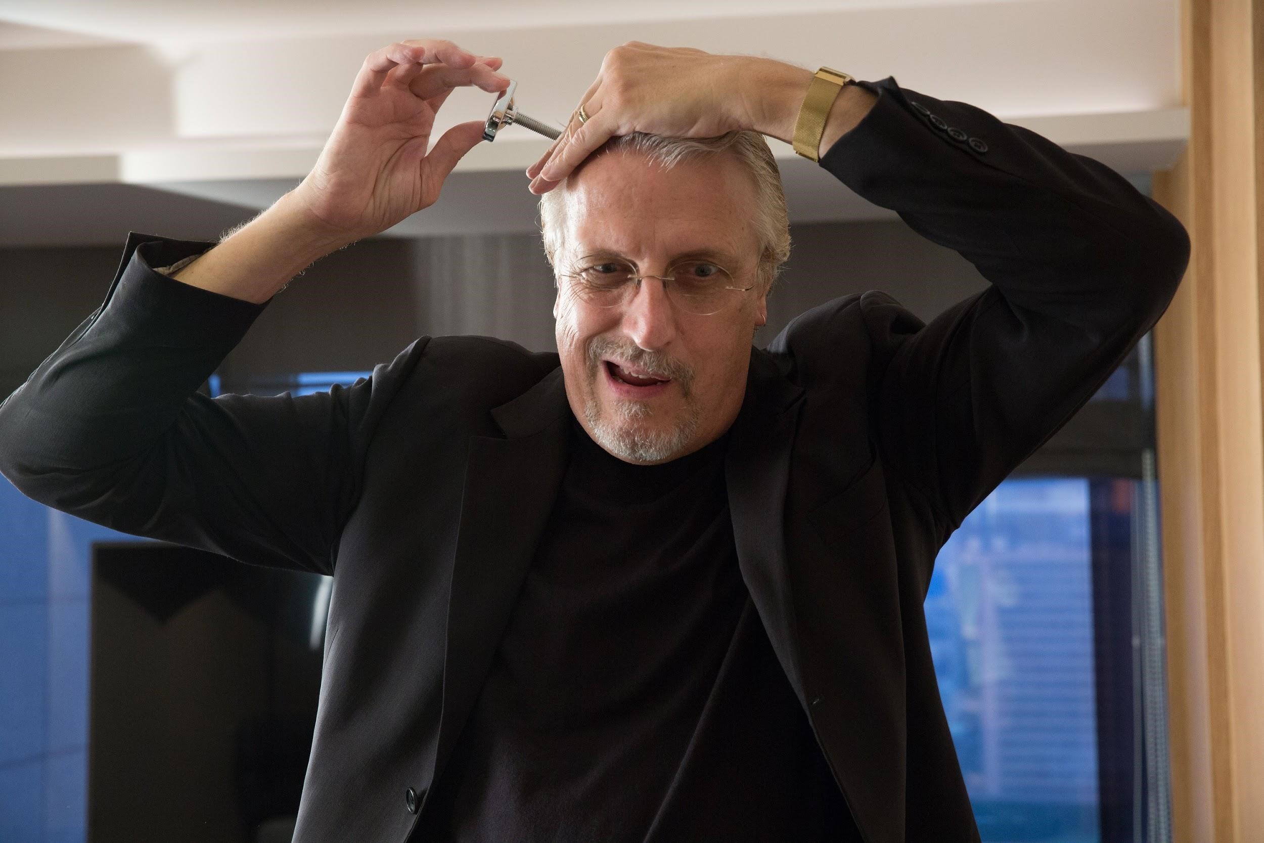 戴夫勞瑞幽默風趣，受訪拍照流露童心，在鏡頭前搞笑演出。