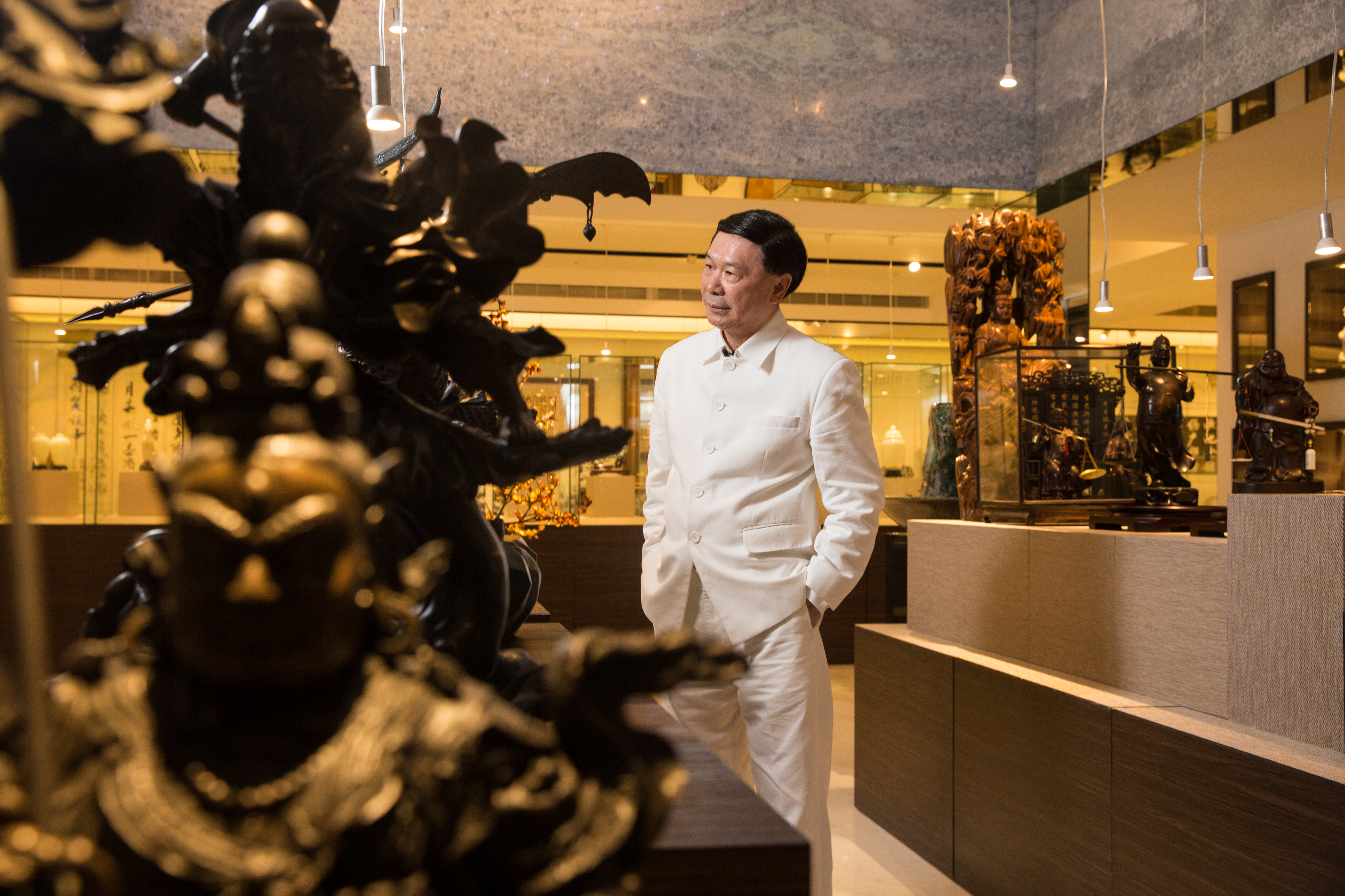 謝貞德曾從政擔任國大代表，重回商業界2年即因投資失敗負債累累。