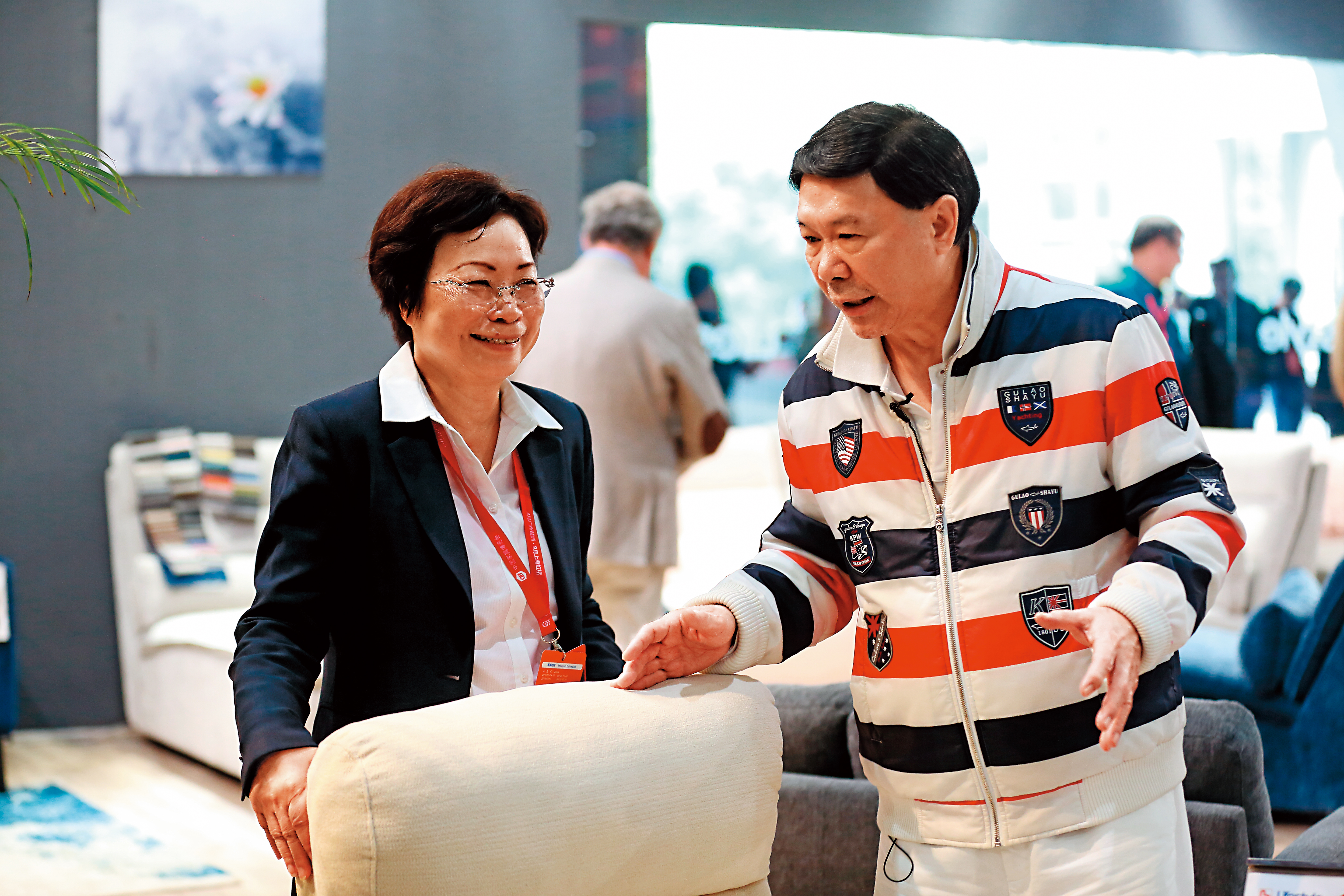 謝貞德(右)當年在台投資失敗離台,美國公司僅剩的1名員工馮周金鑾(左)留下力挺,現在擔任來思達董事長。