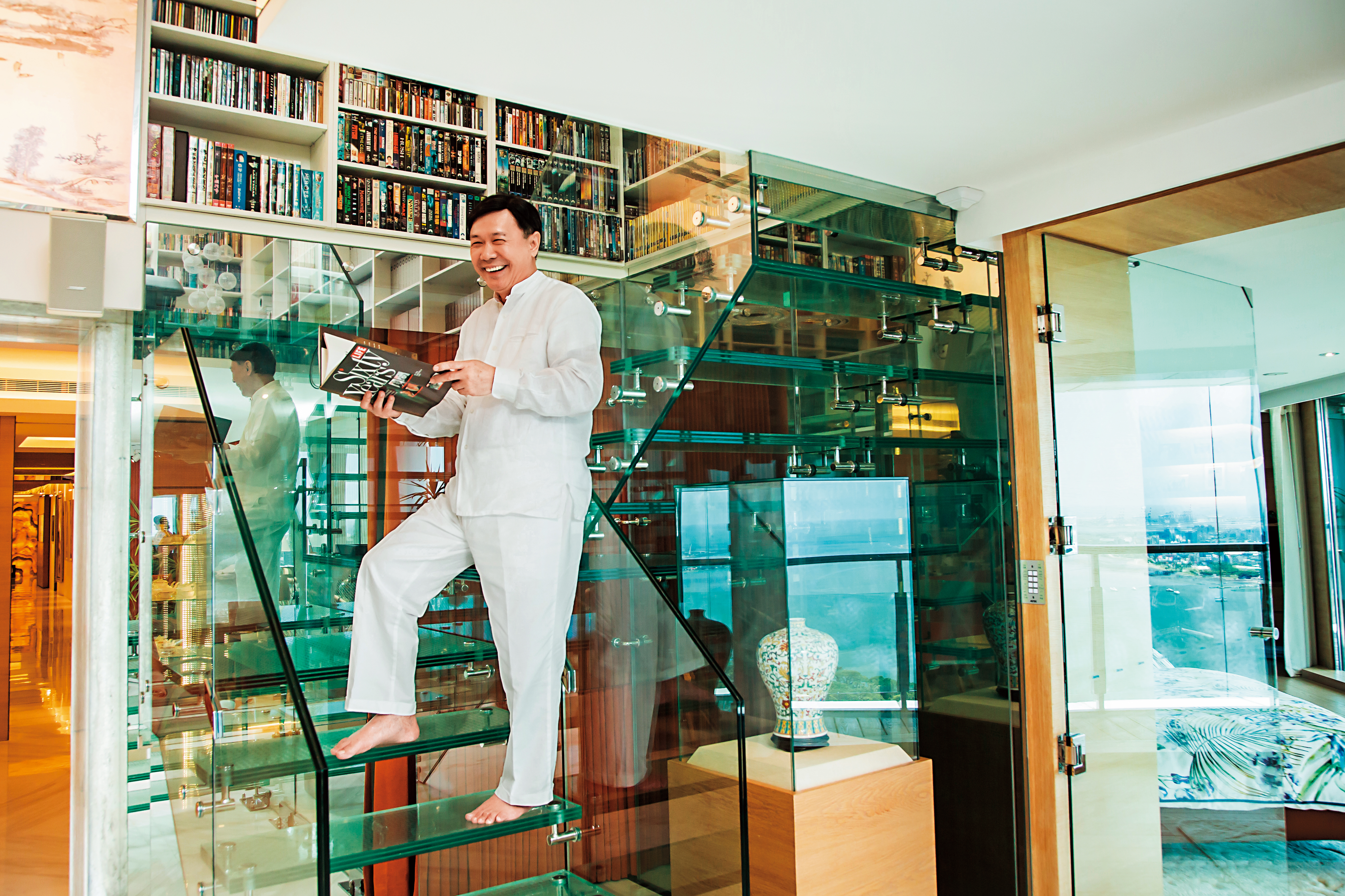 謝貞德非常崇拜蘋果創辦人賈伯斯，他仿效Apple Store的設計，花了400萬元在家中打造了2座玻璃樓梯。