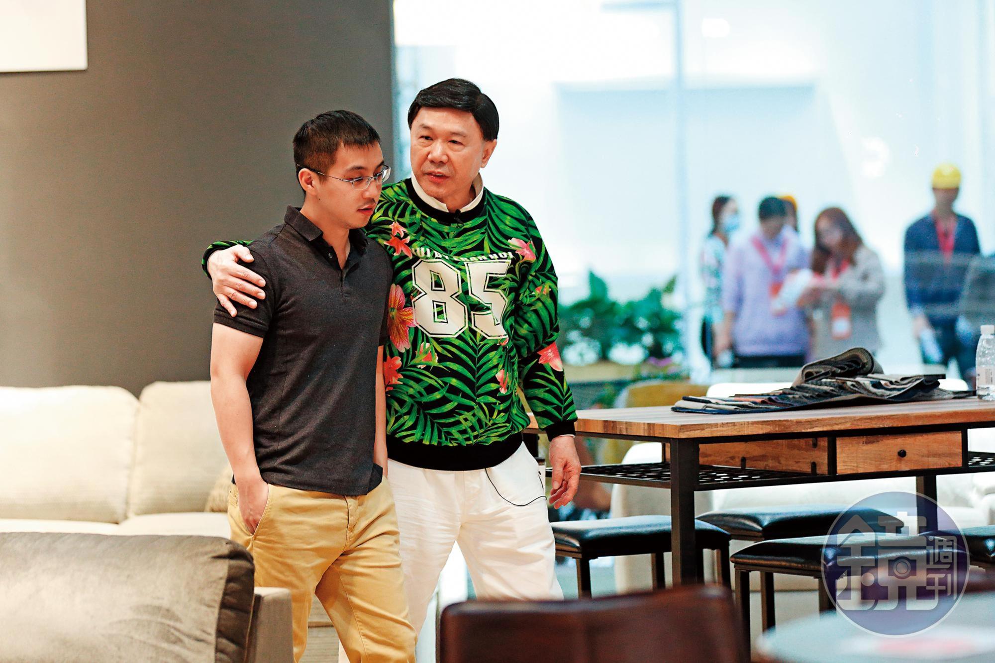 兒子謝孟霖（左）個性沉穩，與謝貞德迥異。原想開餐廳的他，因母親生前願望，3年前進入來思達擔任中國分公司副總。