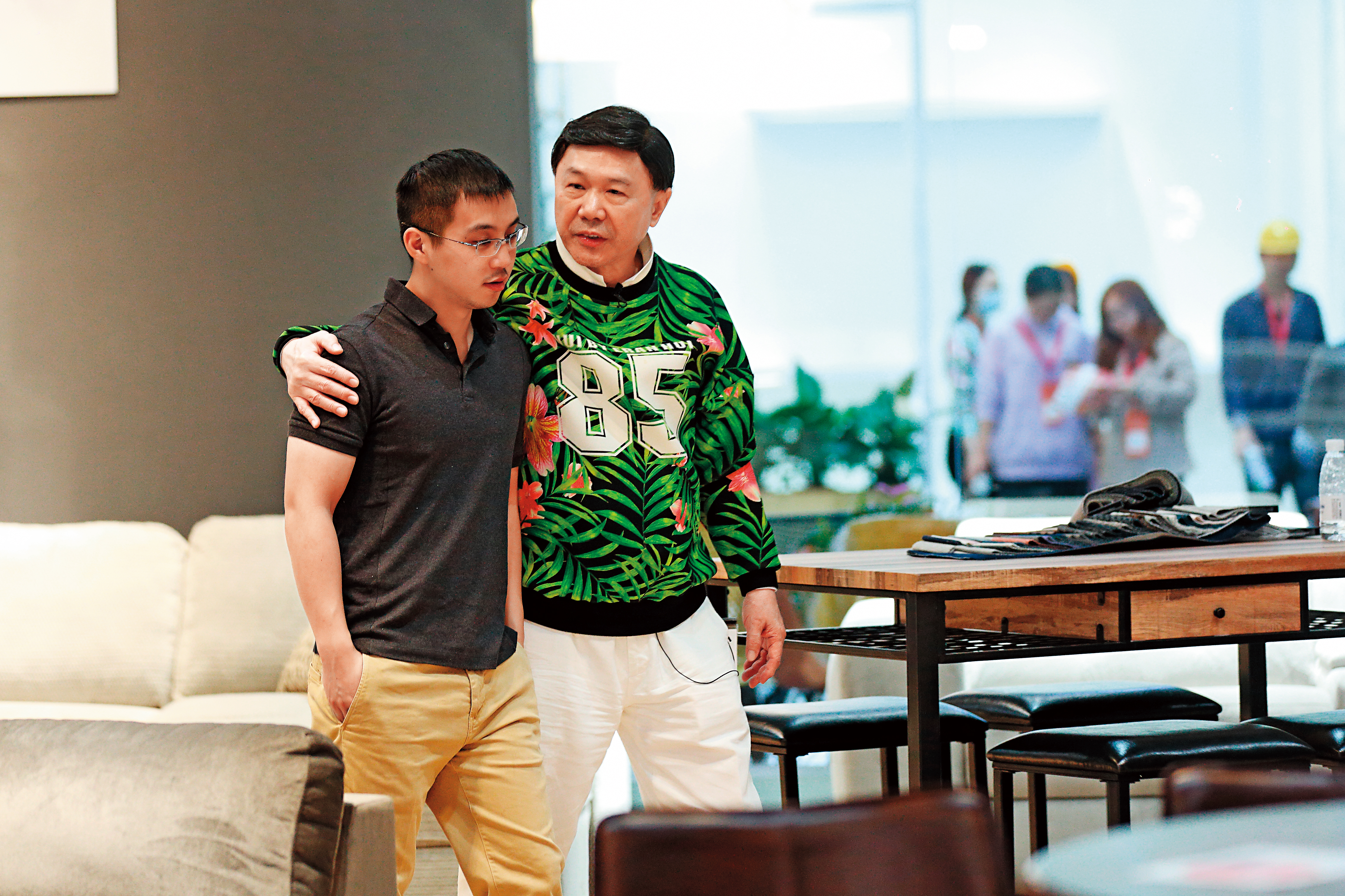 兒子謝孟霖（左）個性沉穩，與謝貞德迥異。原想開餐廳的他，因母親生前願望，3年前進入來思達擔任中國分公司副總。