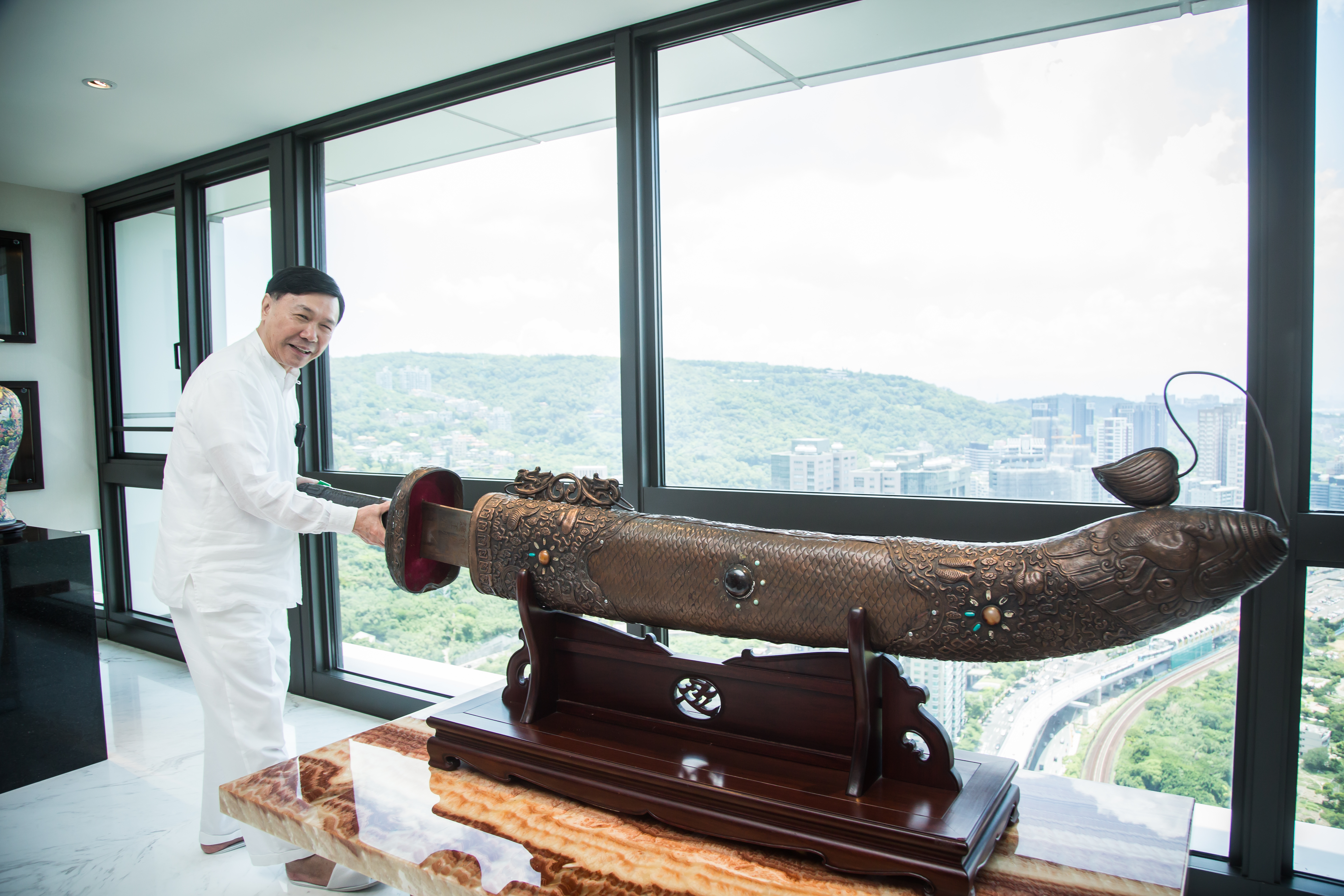 放置在謝貞德豪宅裡的骨董屠龍刀，他說想用這把刀來砍奧客、帶走不好的客人。