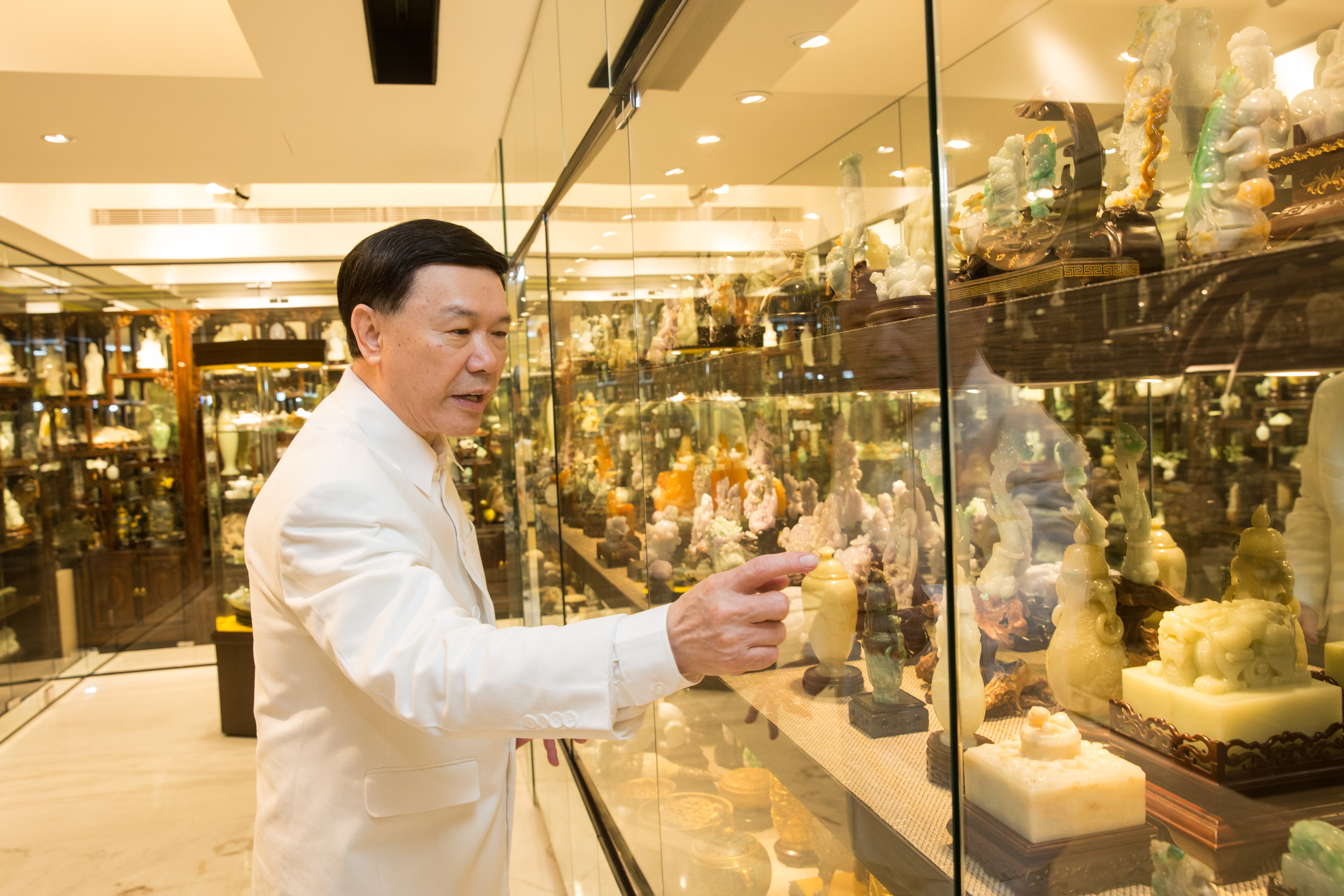 謝貞德將自己收藏的玉石、佛像、古董等陳列在180坪的空間裡，具體價值、數量多到他自己也記不得。