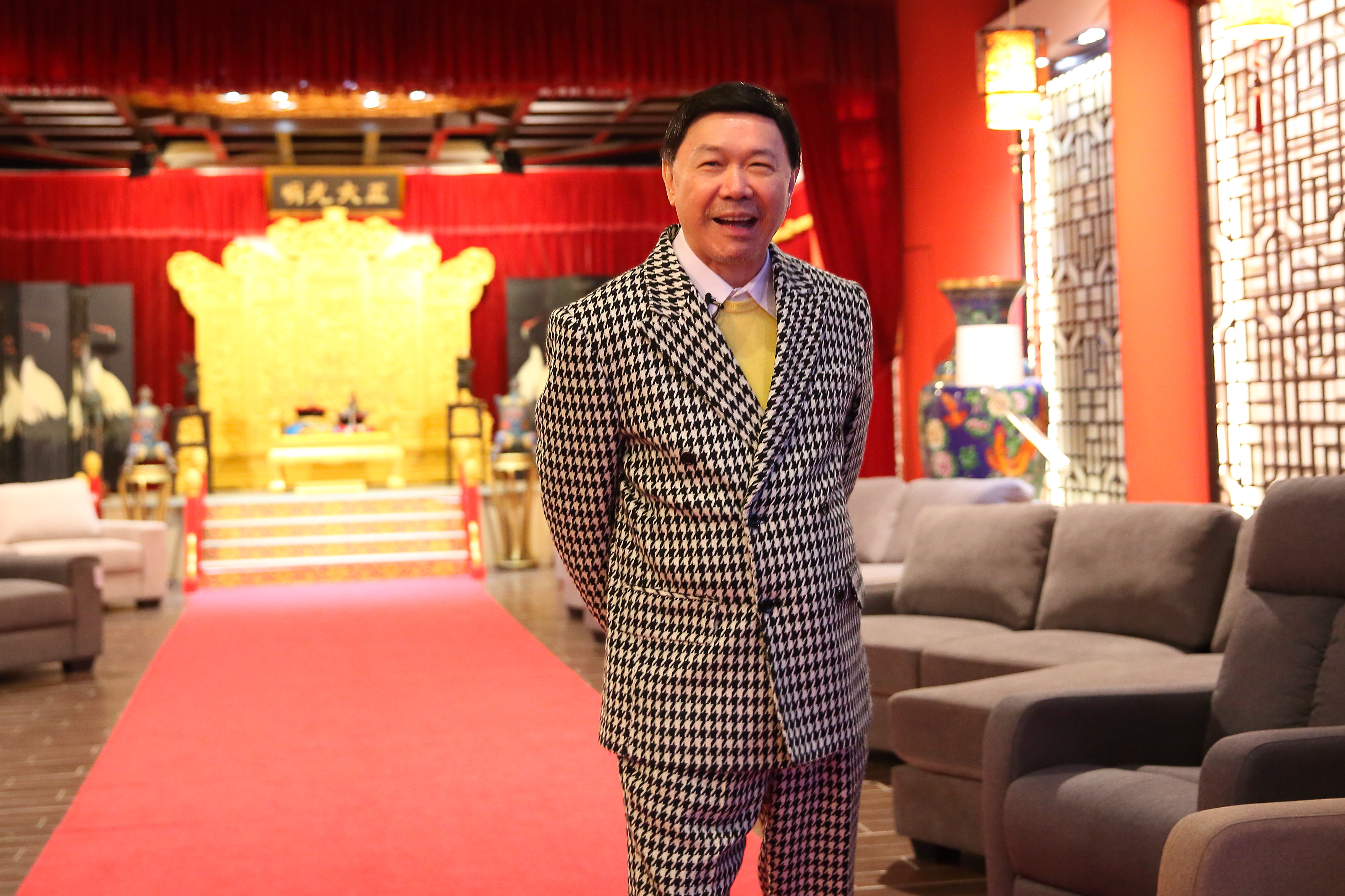 謝貞德喜歡挑戰不可能的任務，曾經租用私人飛機，在機身漆上客戶與自家公司的Logo，最後沒花半毛錢。