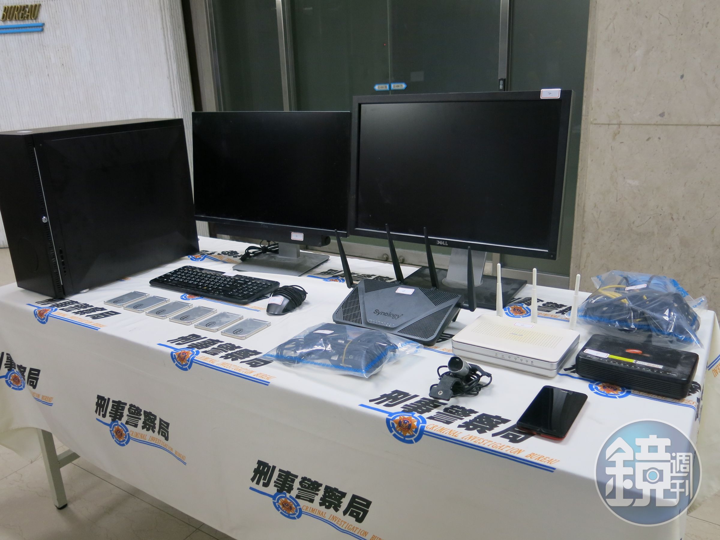 警方查獲電腦、數據機等相關證物。（刑事局提供）