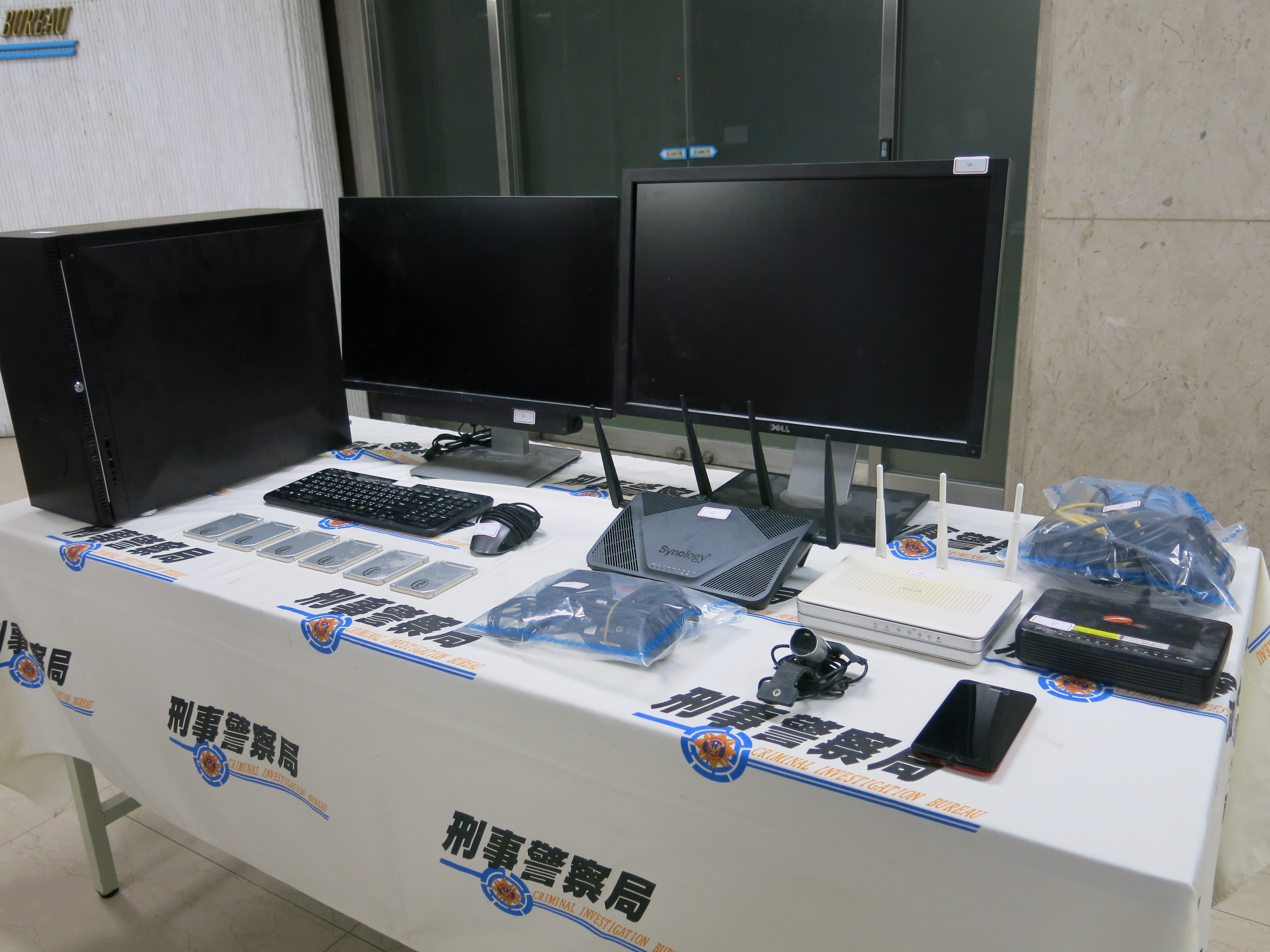 警方查獲電腦、數據機等相關證物。（刑事局提供）