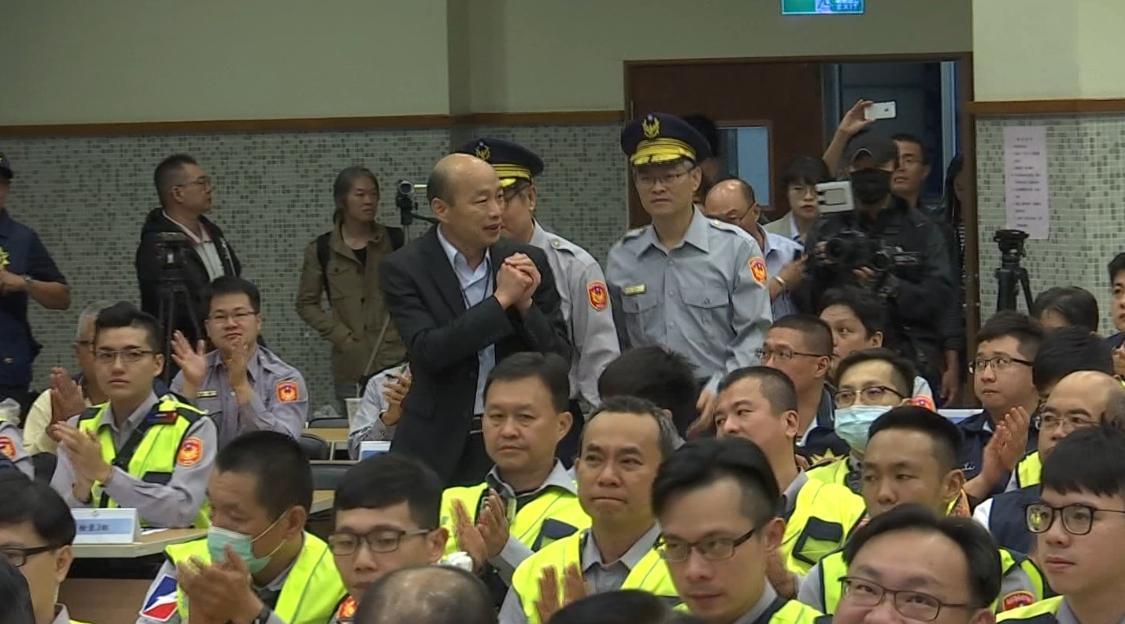 韓國瑜在臨檢前聽取警方簡報。(翻攝畫面)