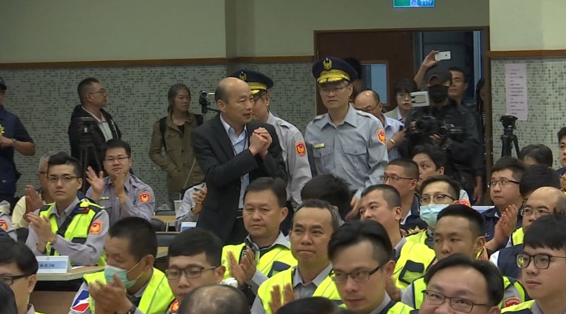 韓國瑜在臨檢前聽取警方簡報。（翻攝畫面）