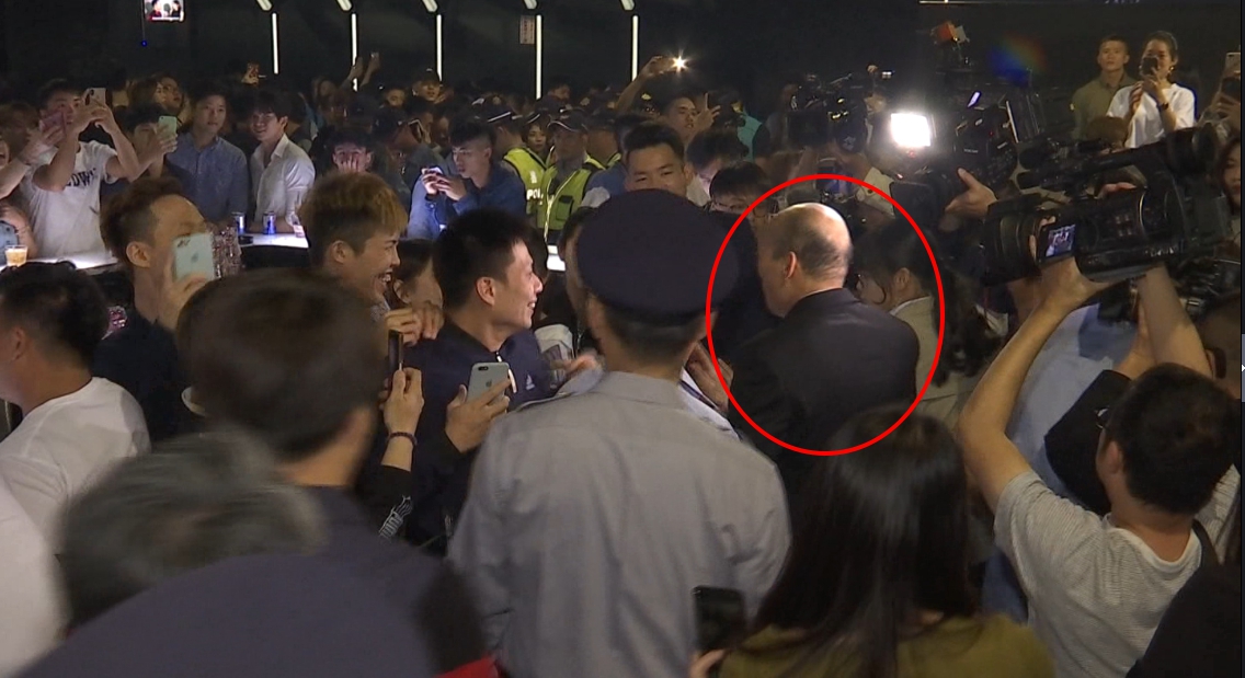 韓國瑜抵達夜店臨檢,被大批民眾簇擁。(翻攝畫面)