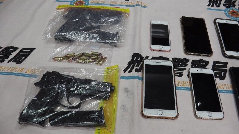 警方起出金牛座改造手槍2把。（翻攝畫面）