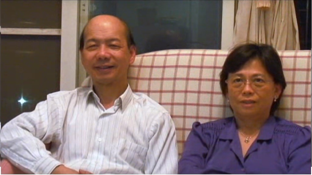 導演傅榆在紀錄片《大家一起照鏡子》中將鏡頭對準自己的父母。（傅榆提供）