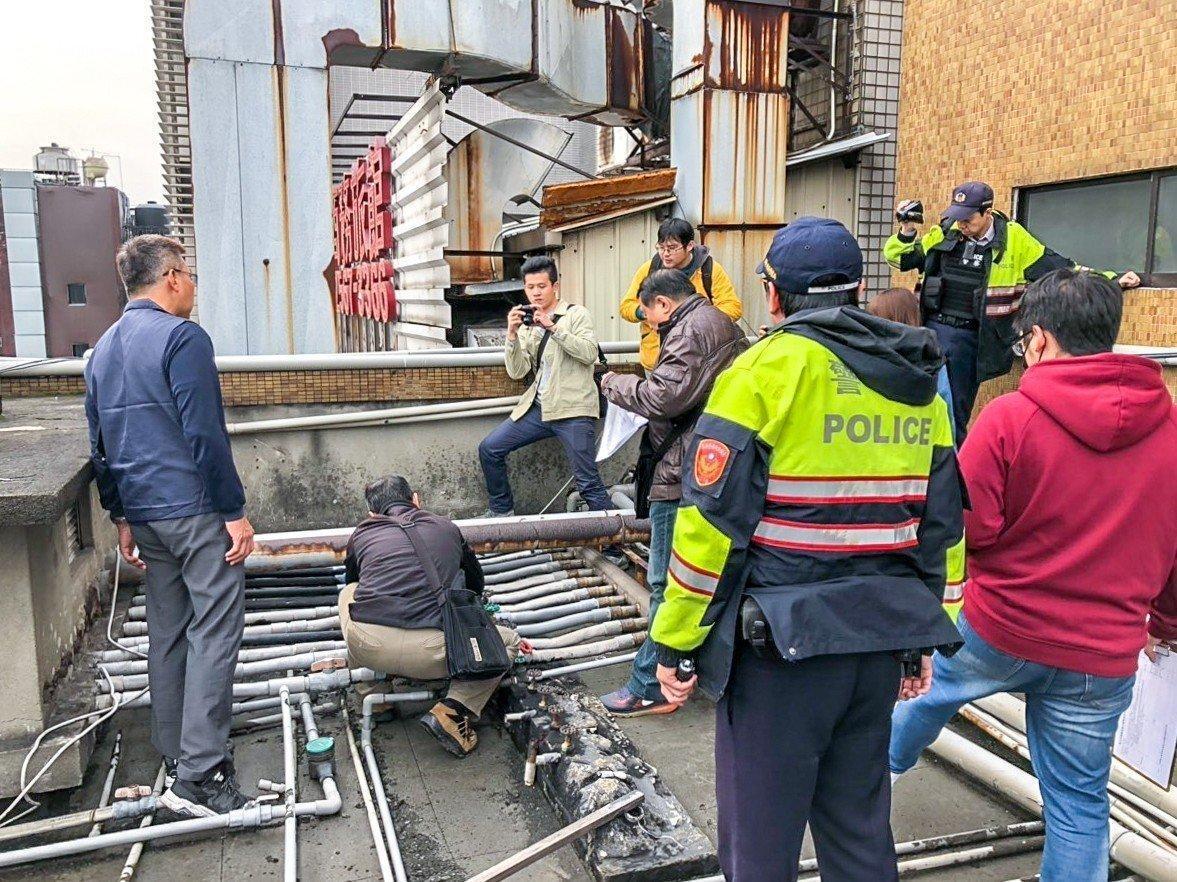中山分局警方會同市府人員赴違法旅館進行斷水斷電。（警方提供）