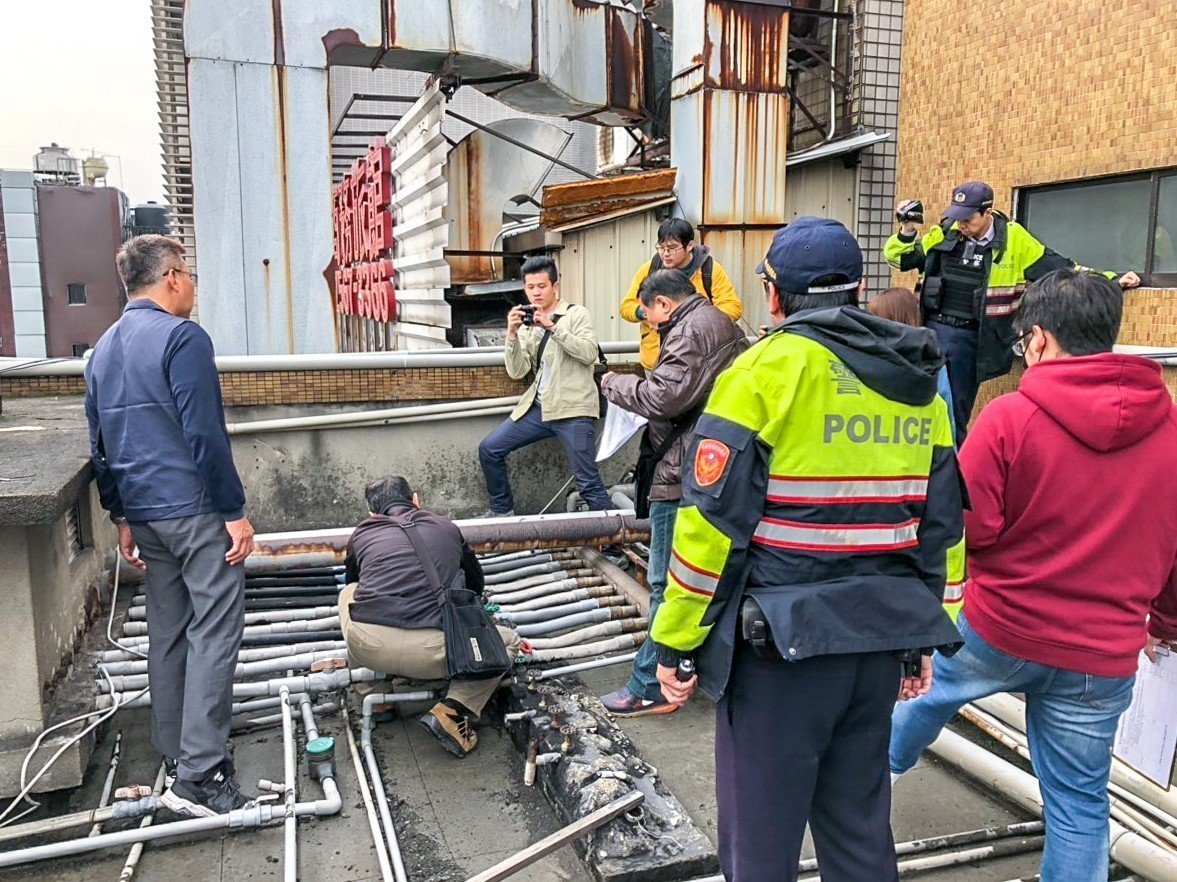 中山分局警方會同市府人員赴違法旅館進行斷水斷電。（警方提供）