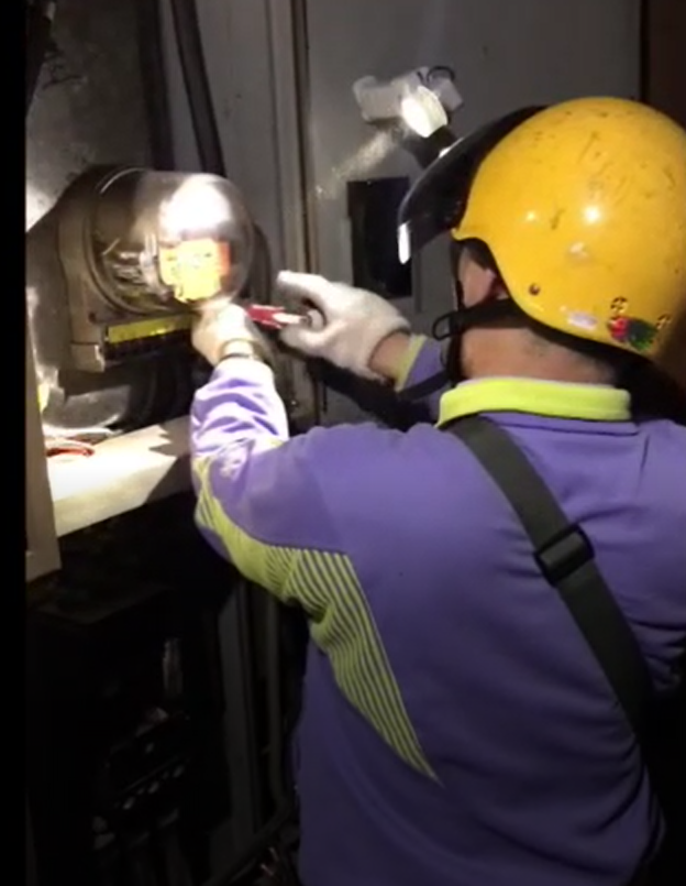  市府人員進行斷電處分。（警方提供）