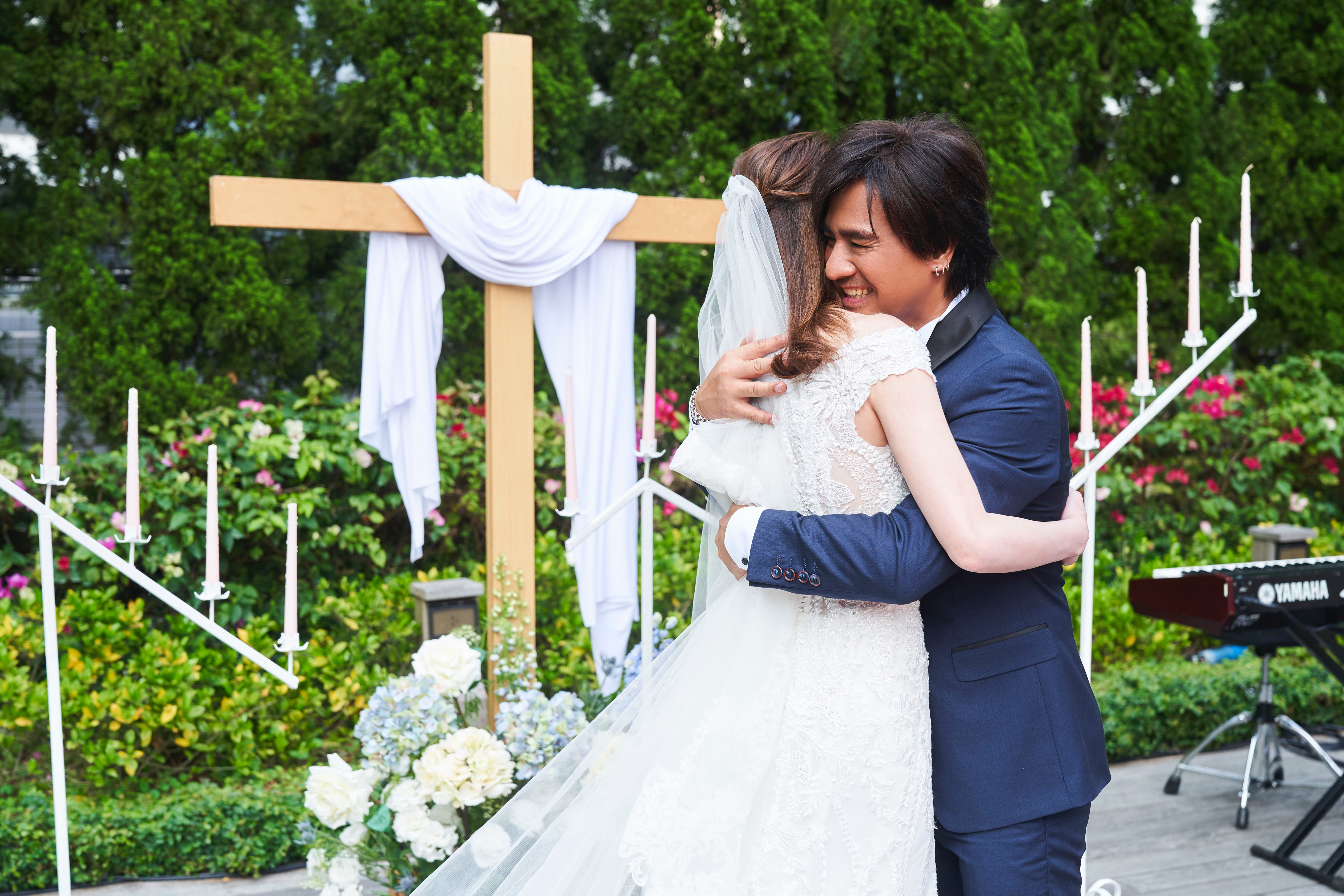 尤秋興抱緊新娘。（華研提供）