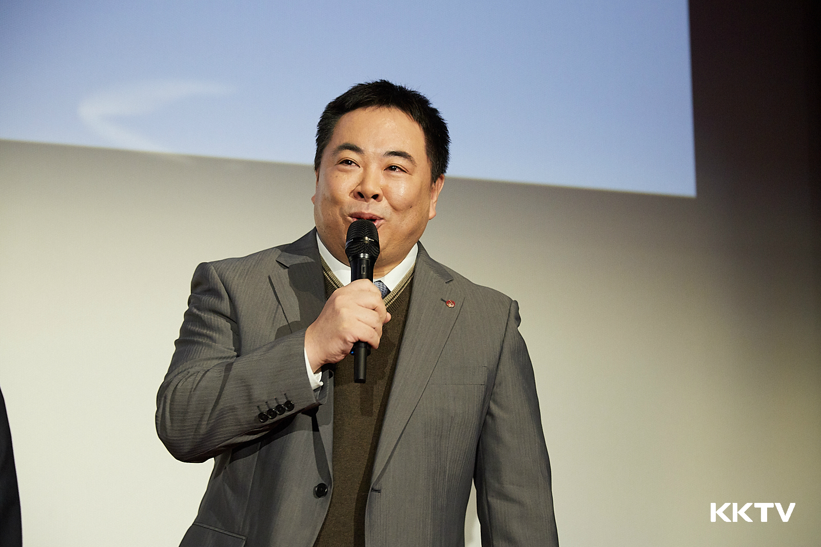 塚地武雅第一天就被天海祐希脫稿演出嚇壞，因為她突然用手肘把他夾到無法呼吸。（KKTV提供）