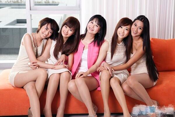 張如君（中）親自調教團林紅禎（右一）林書葶（右二）陳青伶（左一）木熙衣（左二），組團期間感情相當好。（全球城市小姐選拔協會提供）