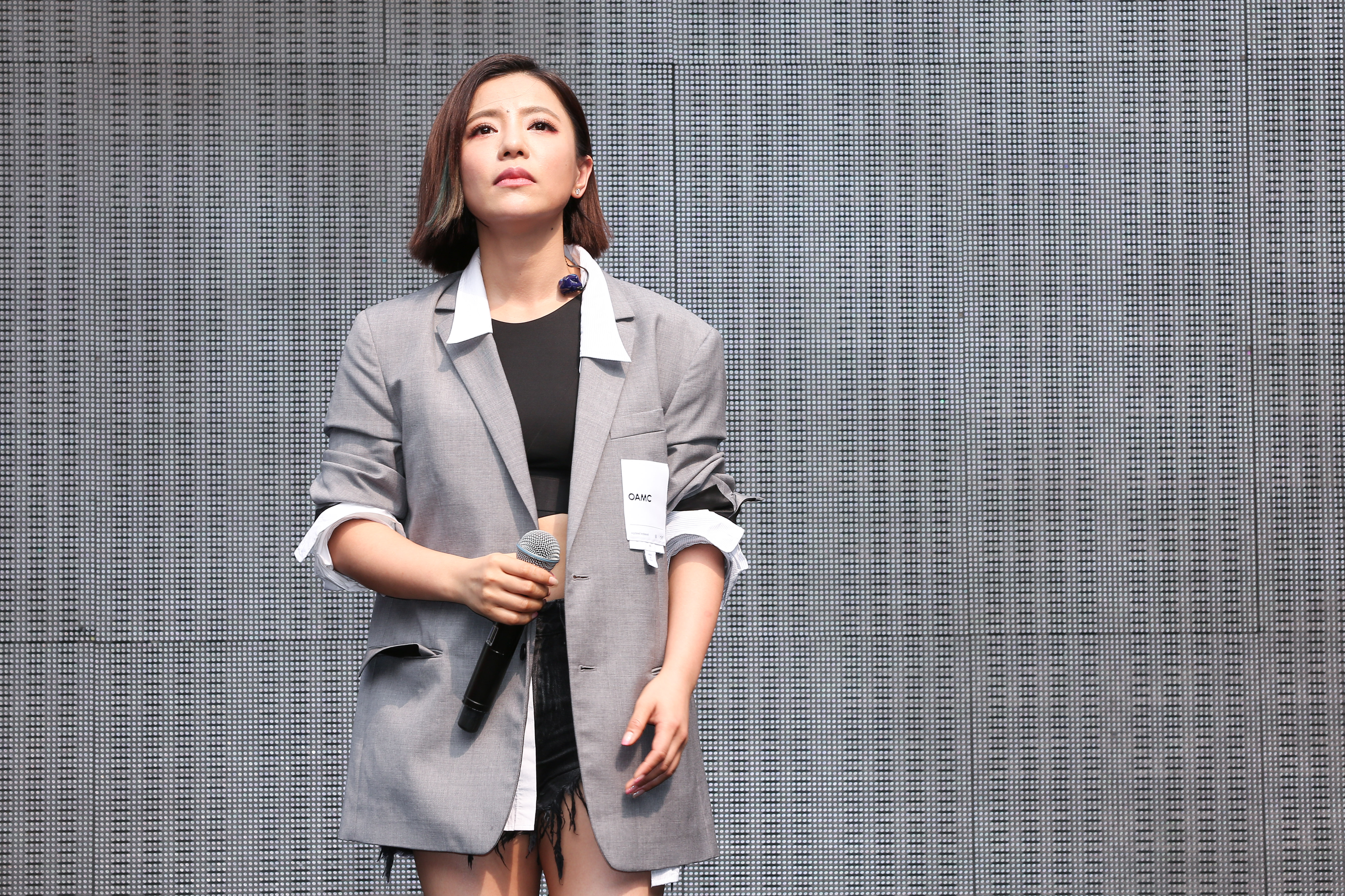 丁噹唱情歌，等於也是揭開自己的傷口。